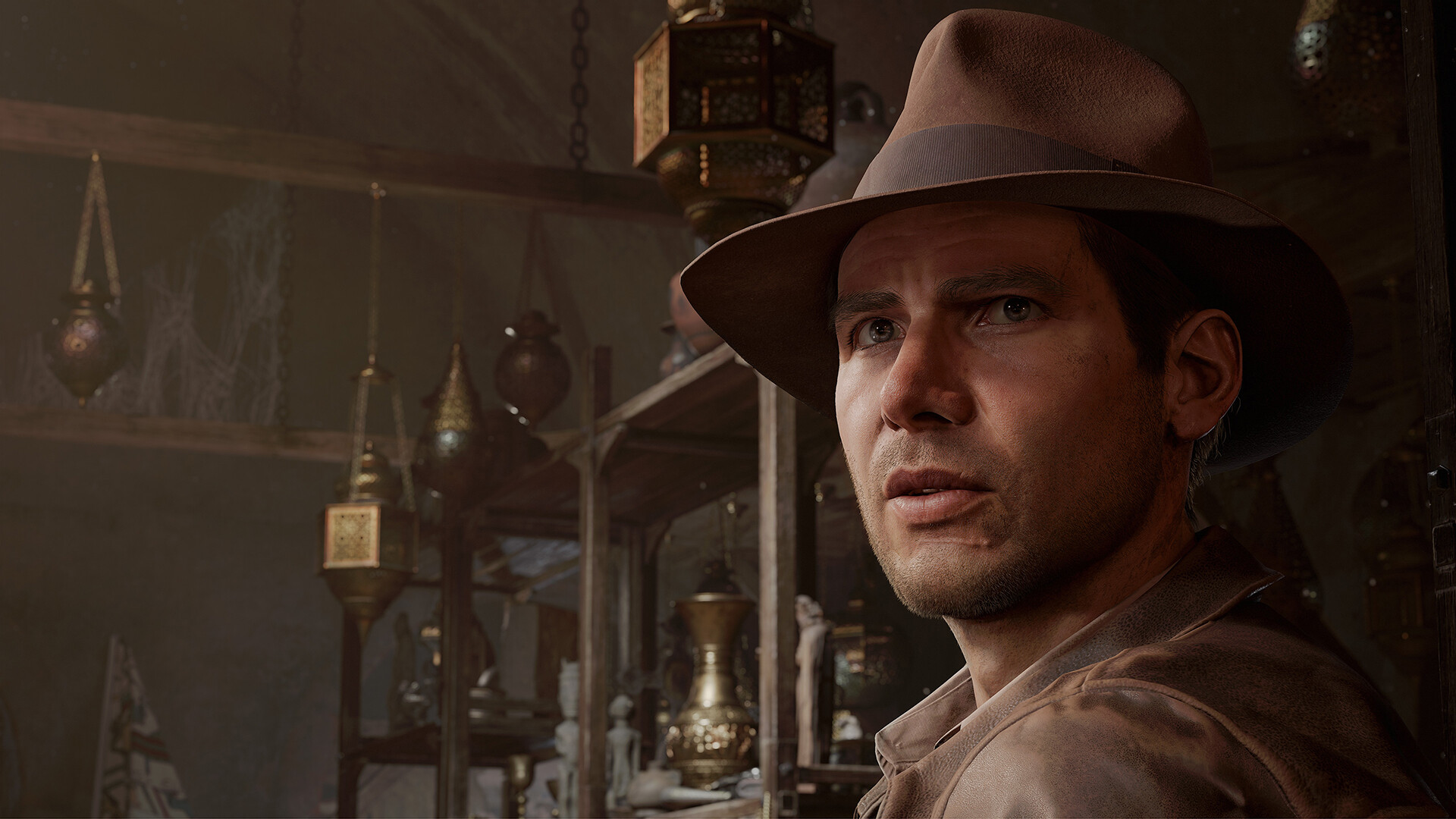 Indiana Jones con espressione preoccupata, indossa un cappello, in una stanza poco illuminata.