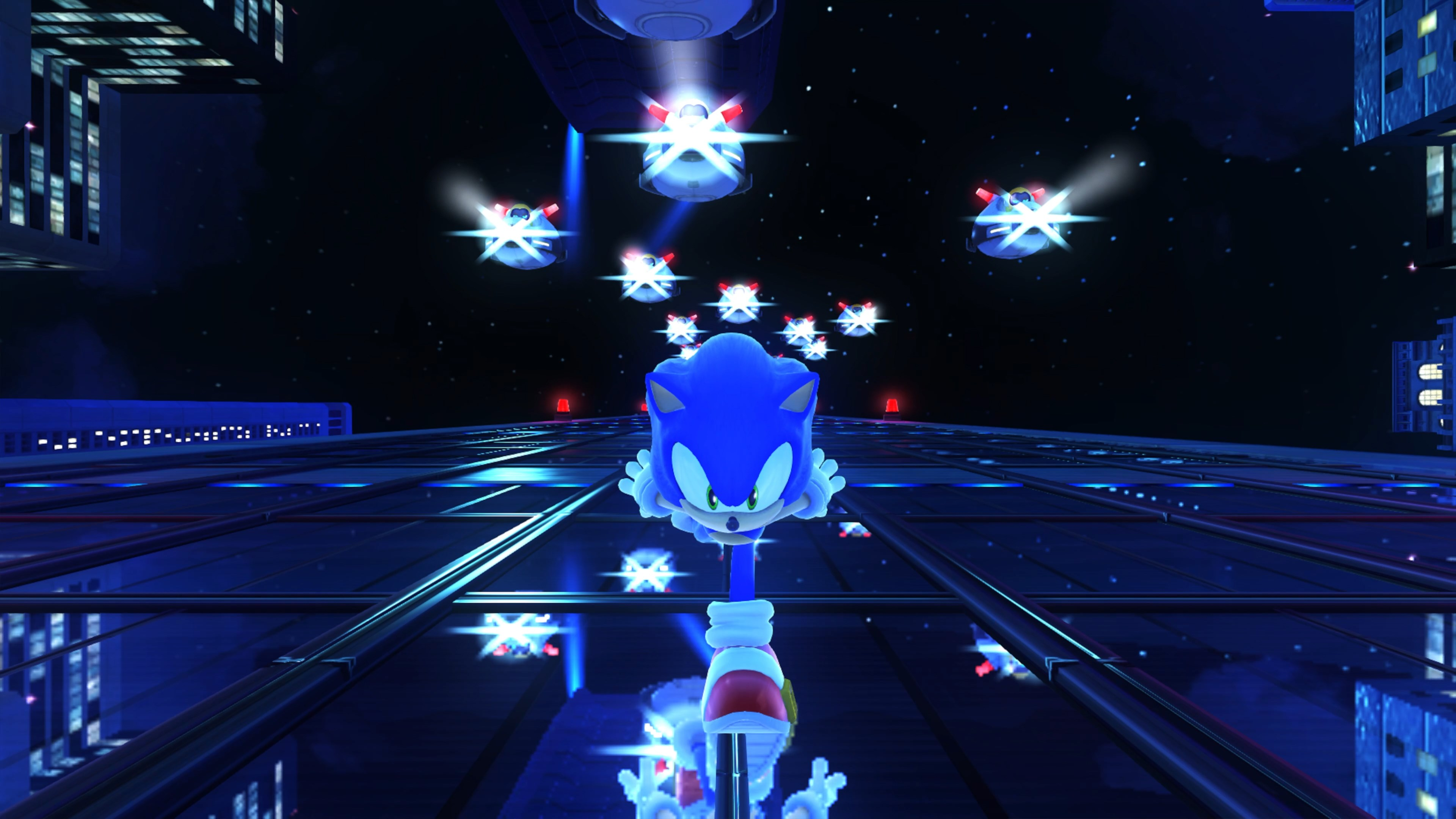 Sonic the Hedgehog in una scena urbana futuristica, che corre verso lo spettatore, con luci blu sullo sfondo.