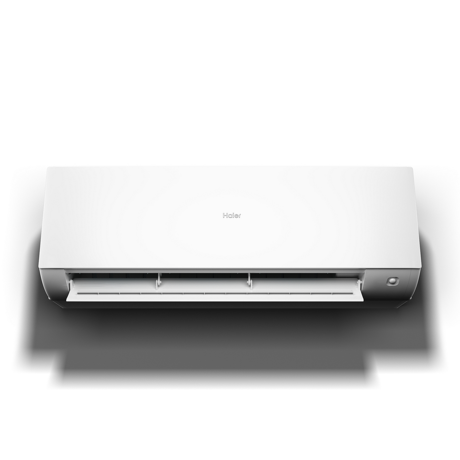 Aire acondicionado Haier blanco sobre fondo blanco, mostrando la ventilación abierta.
