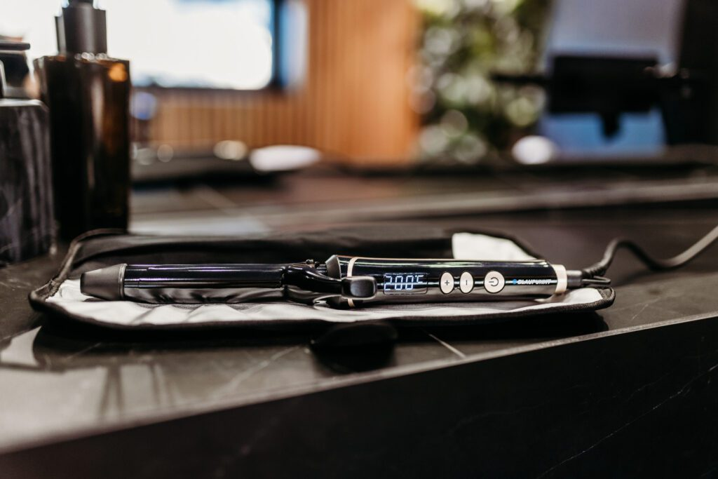 Lokówka z wyświetlaczem cyfrowym na stole.