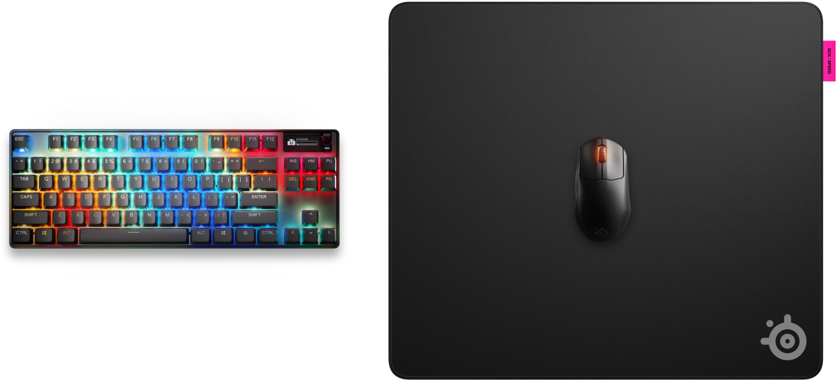 Un clavier avec éclairage arc-en-ciel et une souris noire sur un tapis de souris noir.