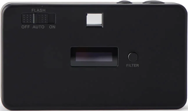 Un appareil photo noir avec des réglages de flash et un bouton de filtre. Fond blanc.