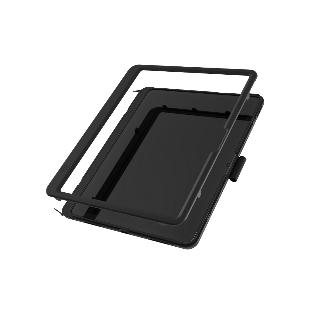 Çerçeveli siyah tablet kılıfı. Kılıf açık, içindeki tableti gösteriyor. Arka plan siyah.