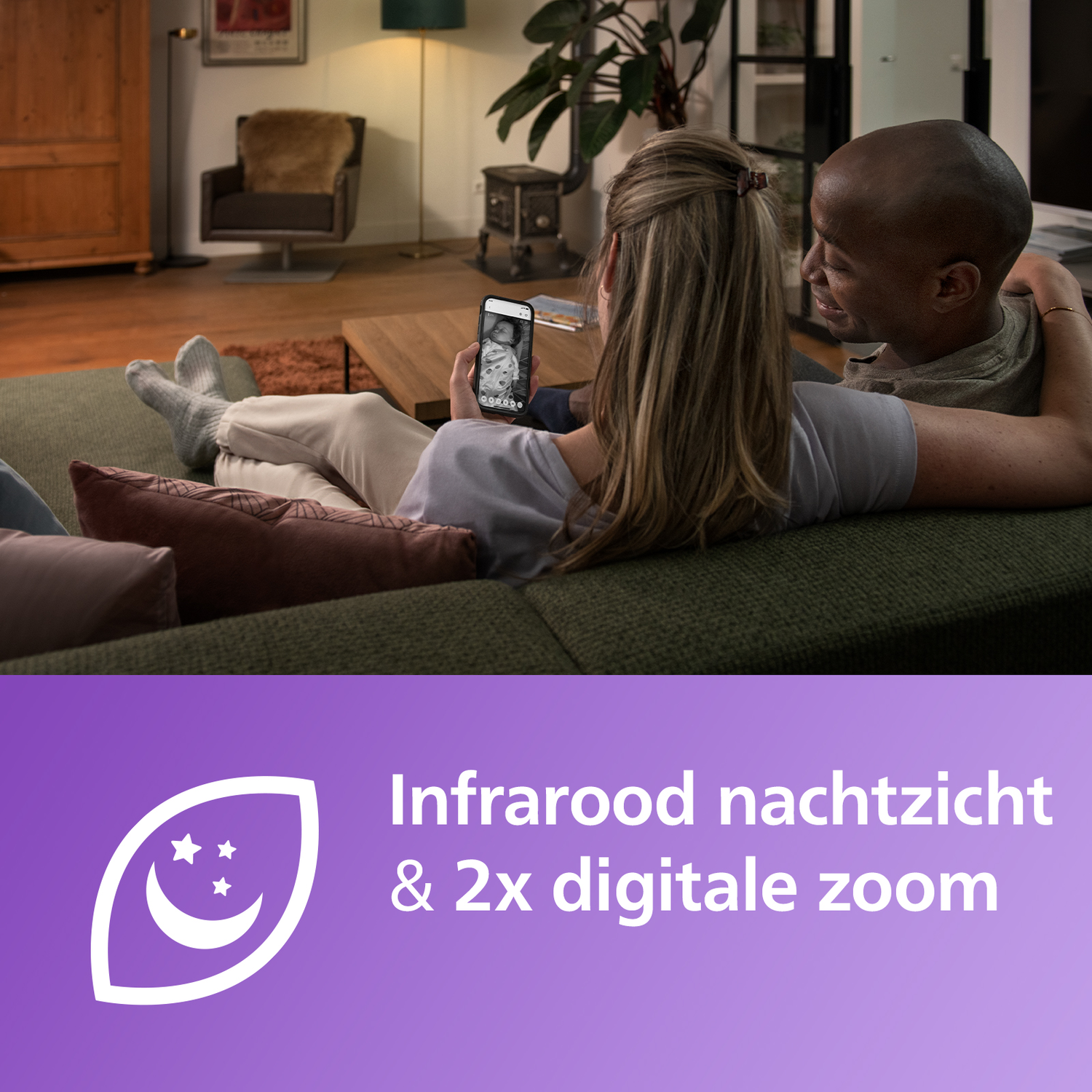 Koppel op de bank kijkt naar een smartphone, tekst over nachtzicht.