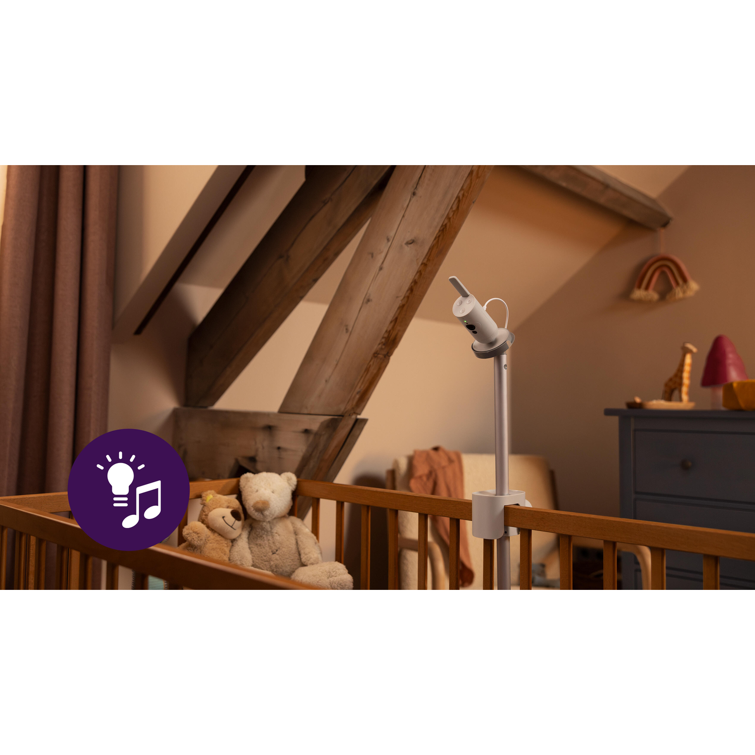 Een babyfoon op een wieg, met een licht- en muzieknootpictogram.