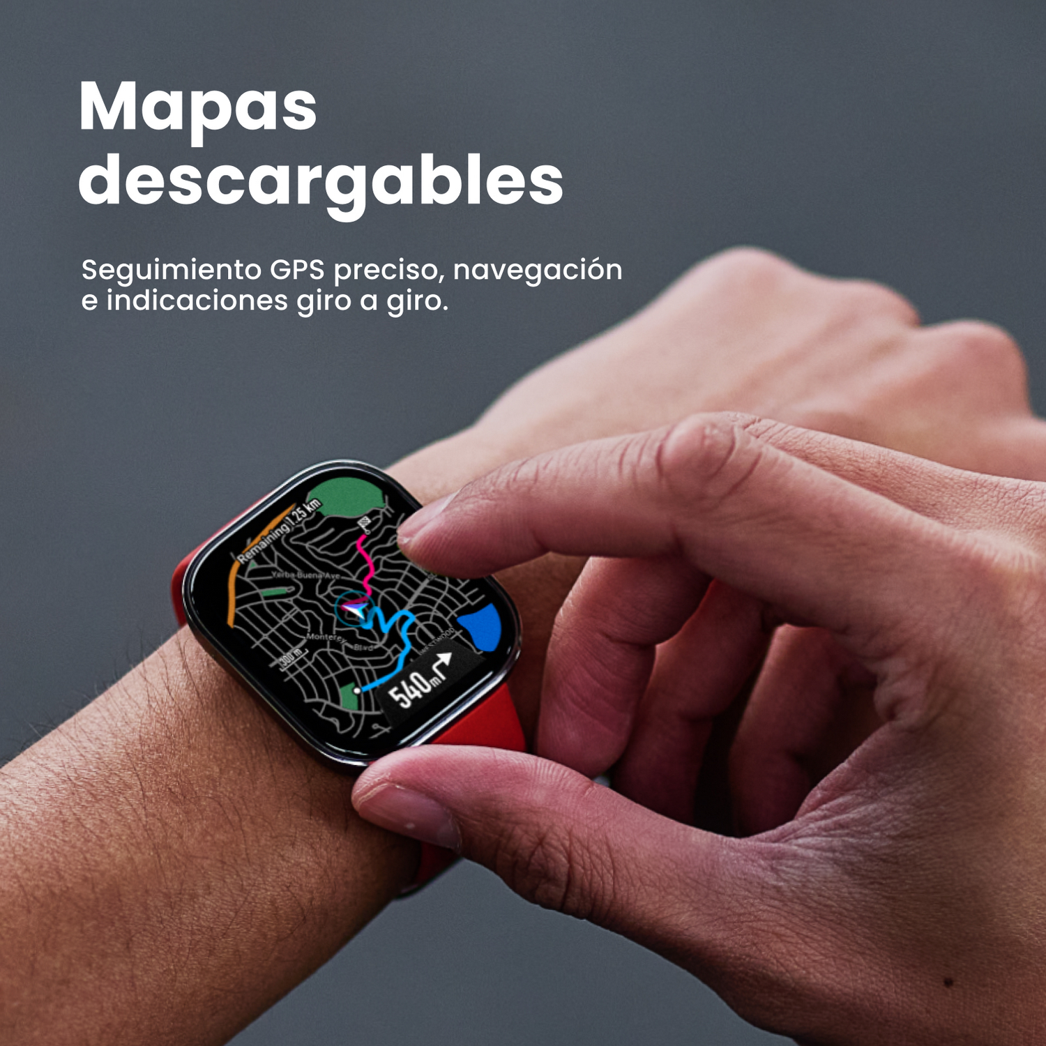 Una persona con un smartwatch que muestra un mapa con navegación.