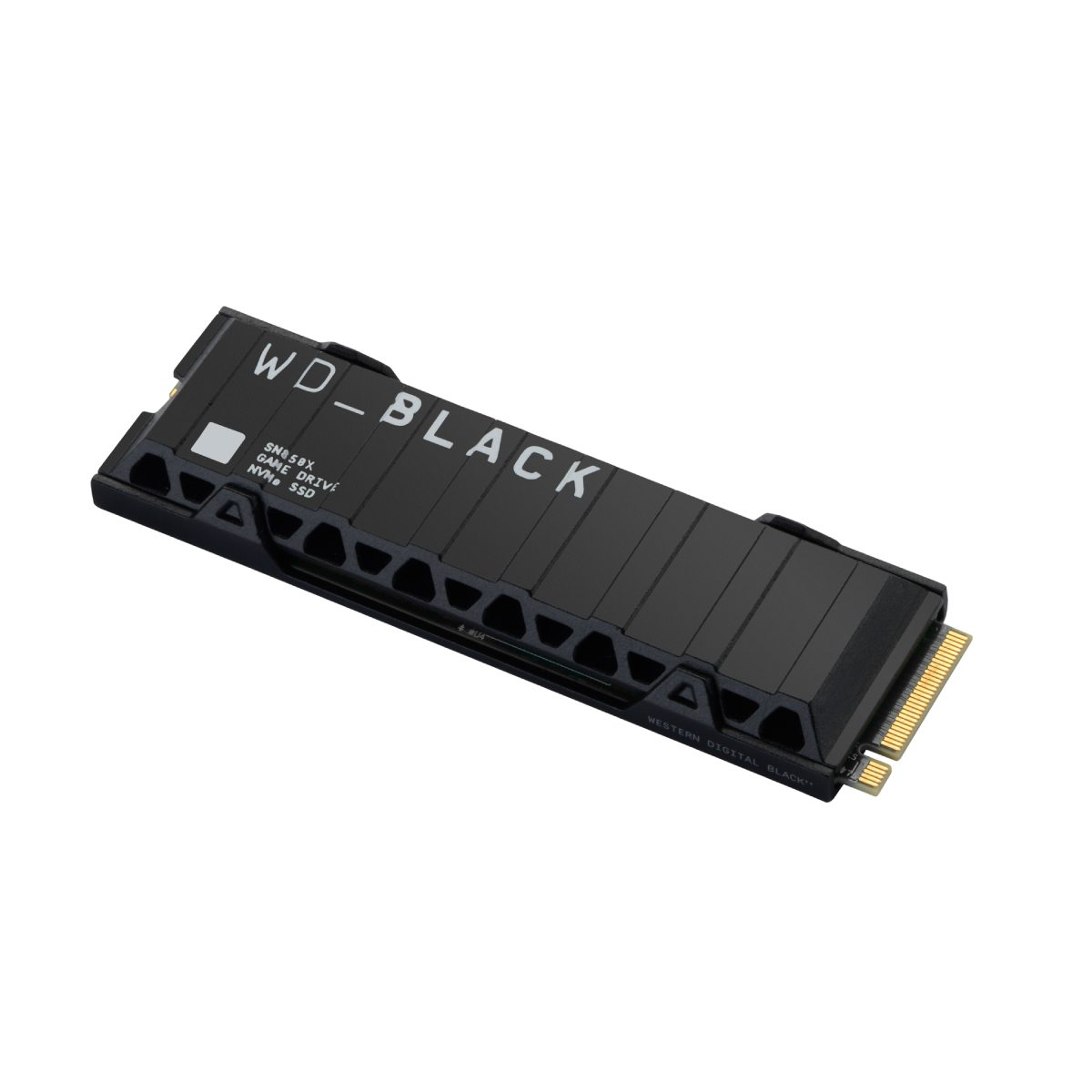 Una unidad SSD NVMe WD_BLACK negra sobre fondo blanco, vista en ángulo.