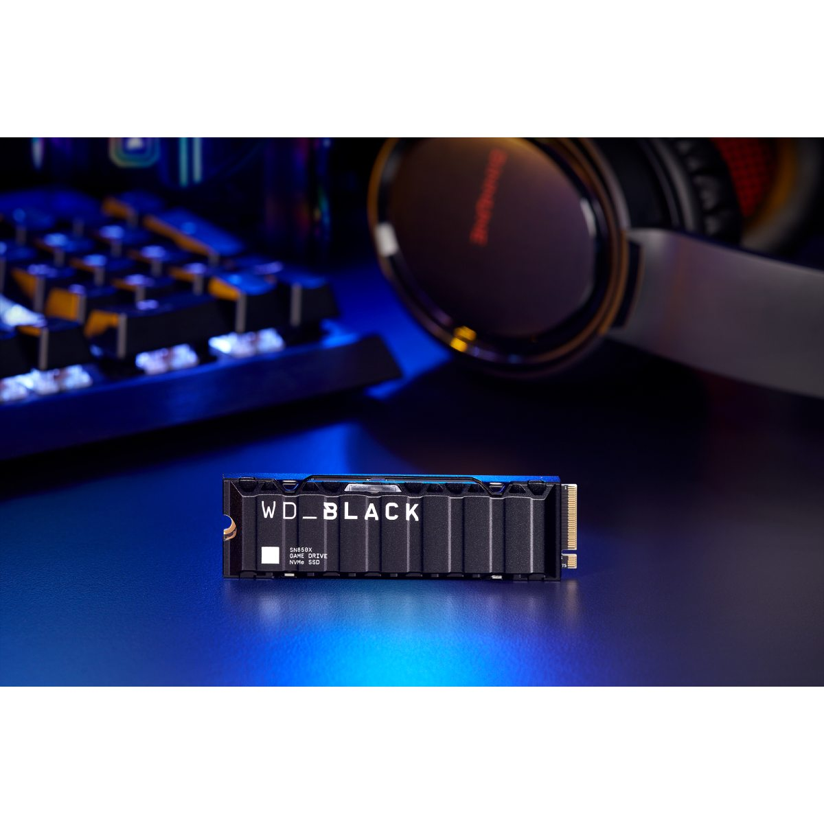 Una SSD WD_BLACK se muestra sobre un fondo azul, cerca de un teclado.