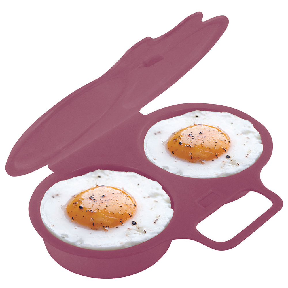 Una huevera granate con dos huevos fritos dentro. La tapa está abierta.