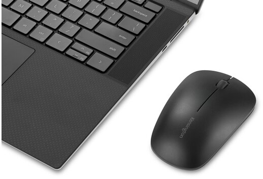 Laptop billentyűzet és érintőpad, jobb oldalon egy fekete egérrel. Fehér háttér.