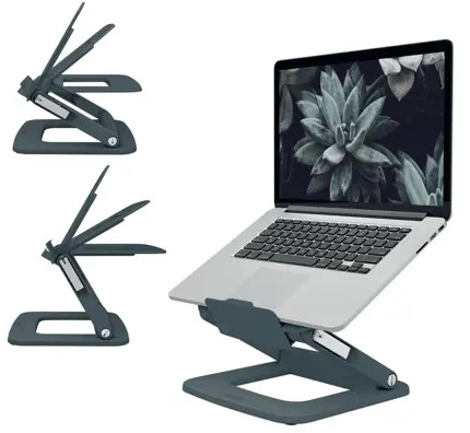 Egy szürke laptopállvány. Laptop az állványon. Két másik állvány a háttérben. Fehér háttér.