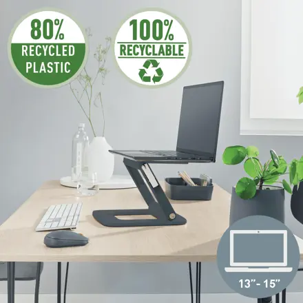 Laptop állványon, asztalon. Körök újrahasznosított műanyagot és anyagokat jelölnek.