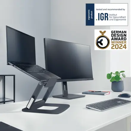 Laptop és monitor felállítása fehér asztalon.