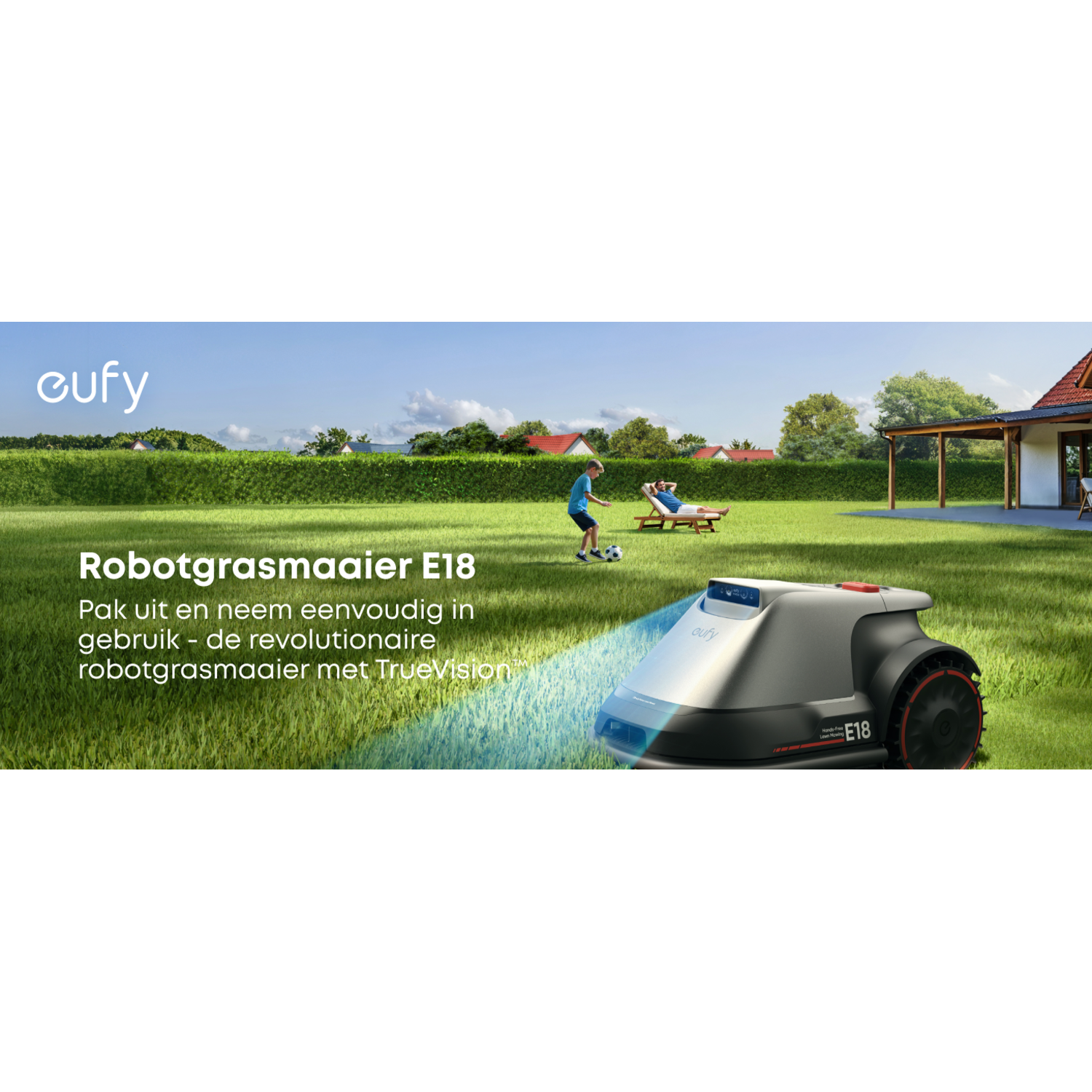 Eufy robotmaaier op gras met tekst. Twee kinderen voetballen op de achtergrond.