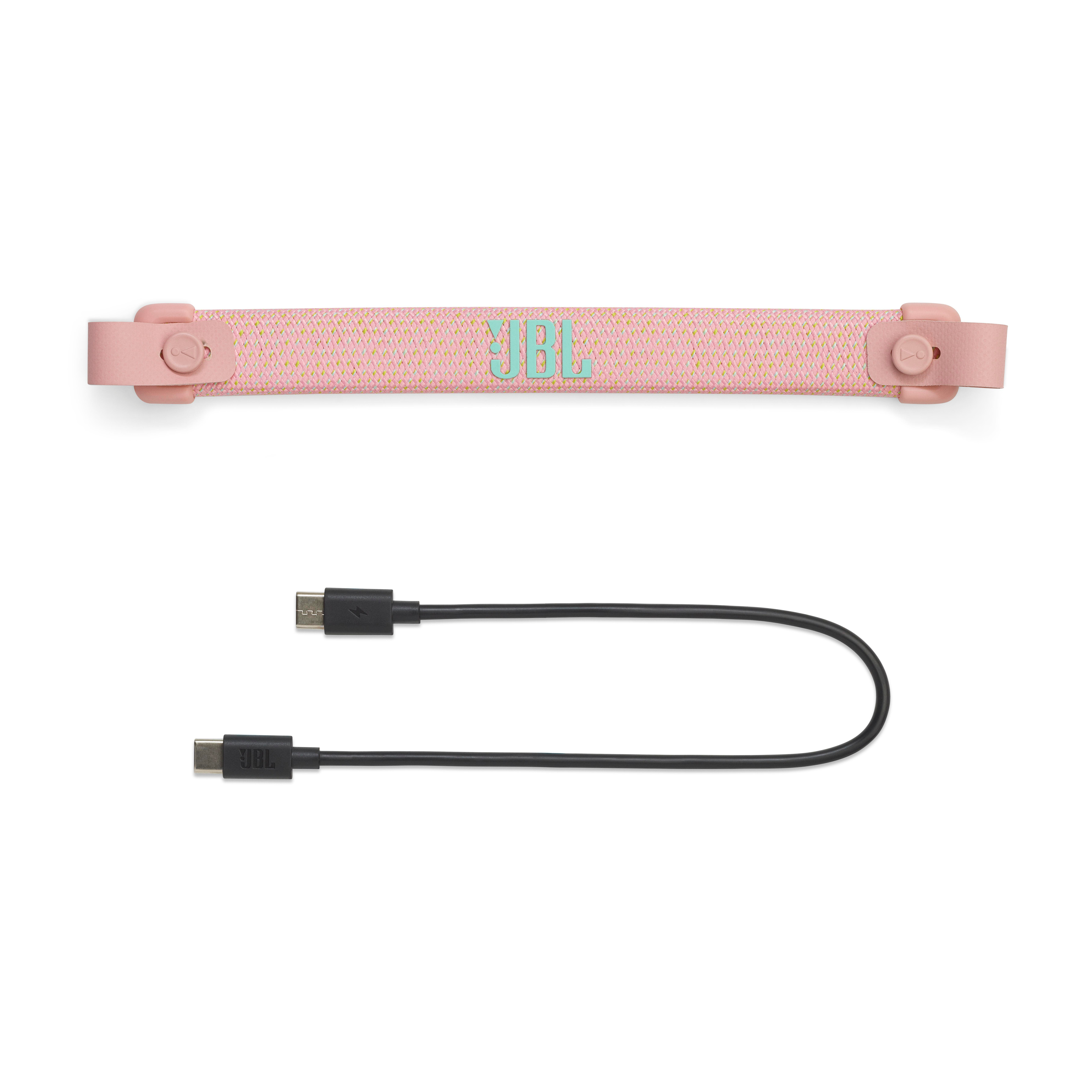 Pinkes JBL-Band mit Logo und ein schwarzes USB-Kabel. Weißer Hintergrund.