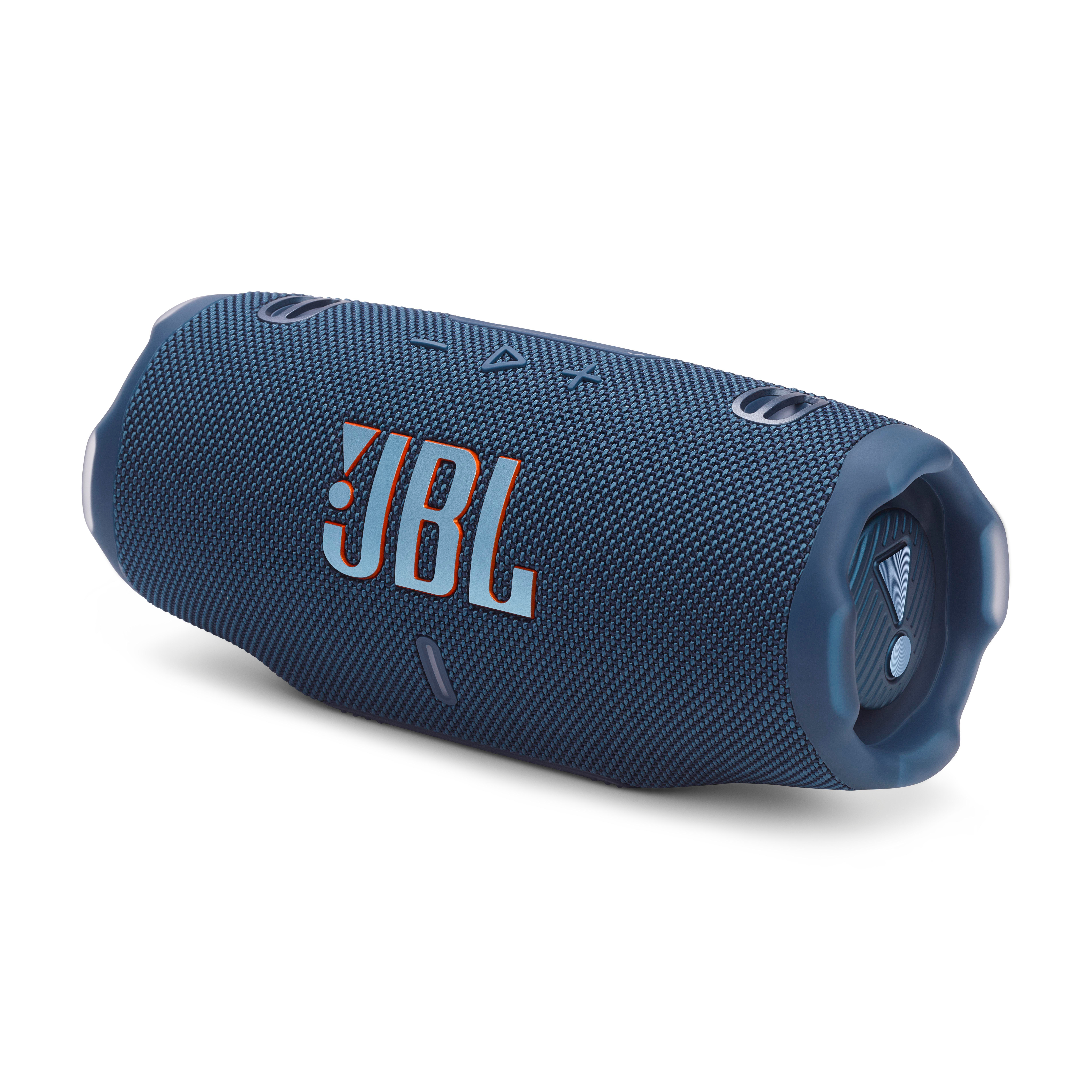 Ein blauer JBL-Lautsprecher mit orangefarbenem JBL-Text auf der Vorderseite, auf einer weißen Oberfläche angewinkelt.