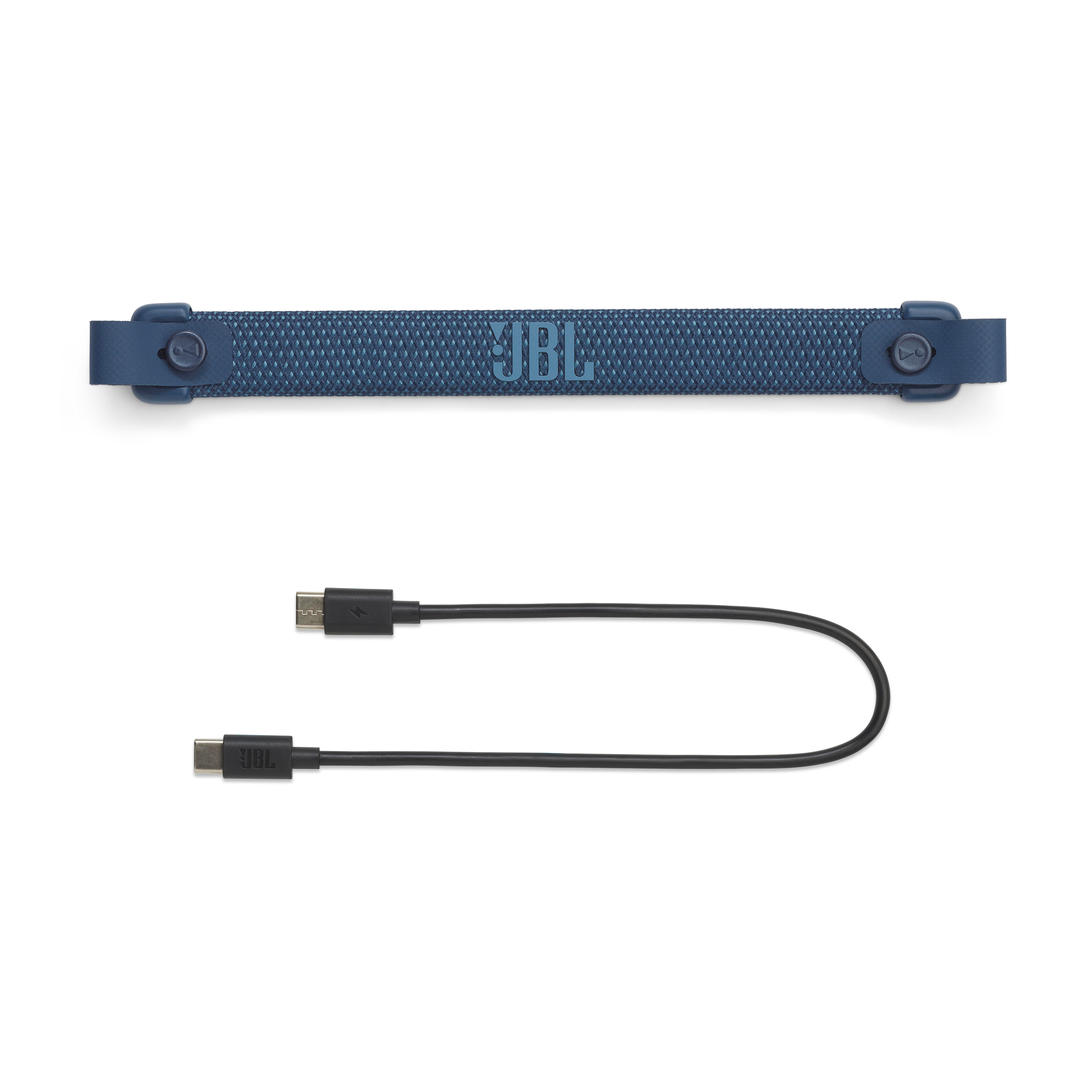Ein blaues JBL-Stirnband mit Knöpfen und ein schwarzes Ladekabel mit USB-C-Anschlüssen.