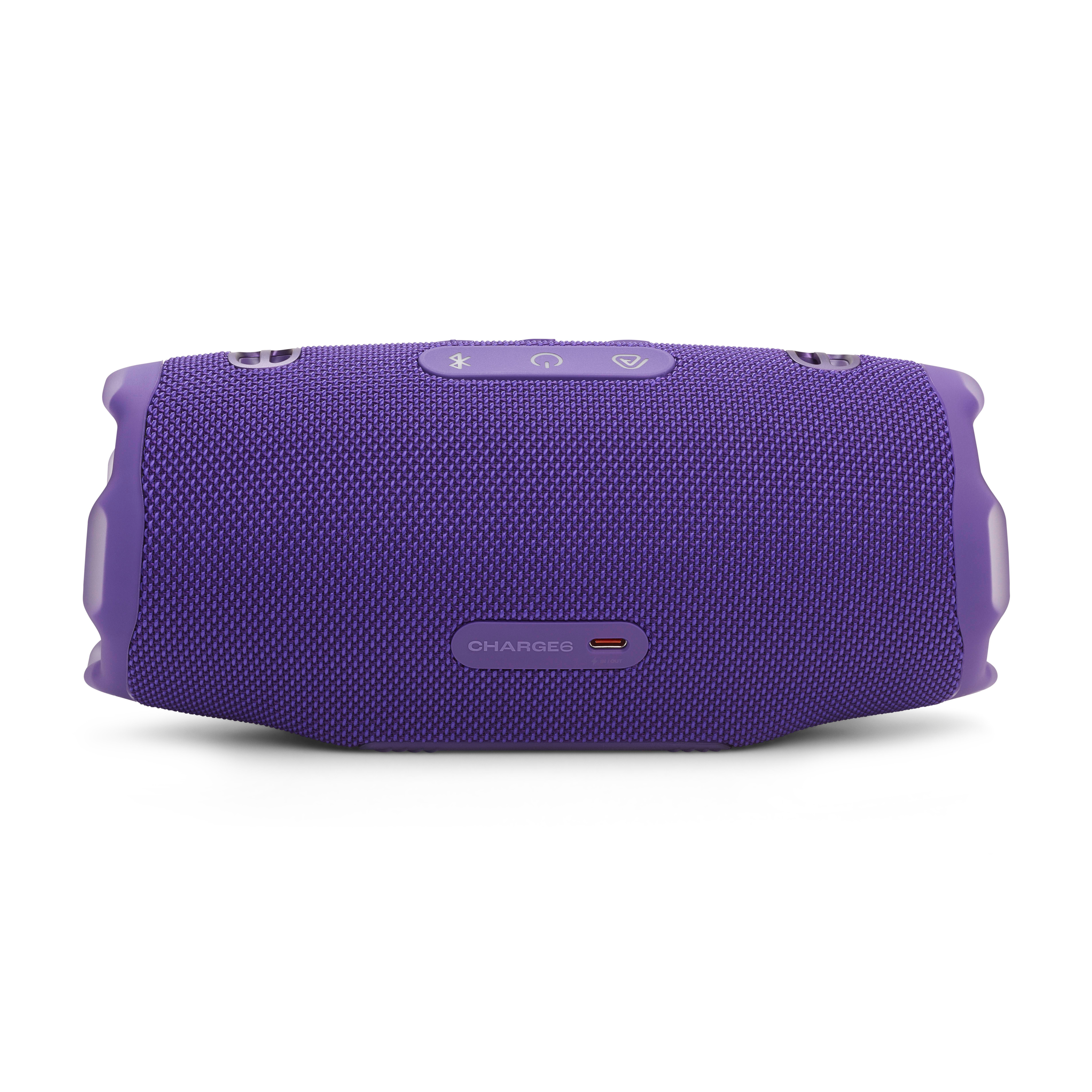 Ein lila JBL Charge 5 Lautsprecher mit Knöpfen und Anschlüssen, vor weißem Hintergrund.