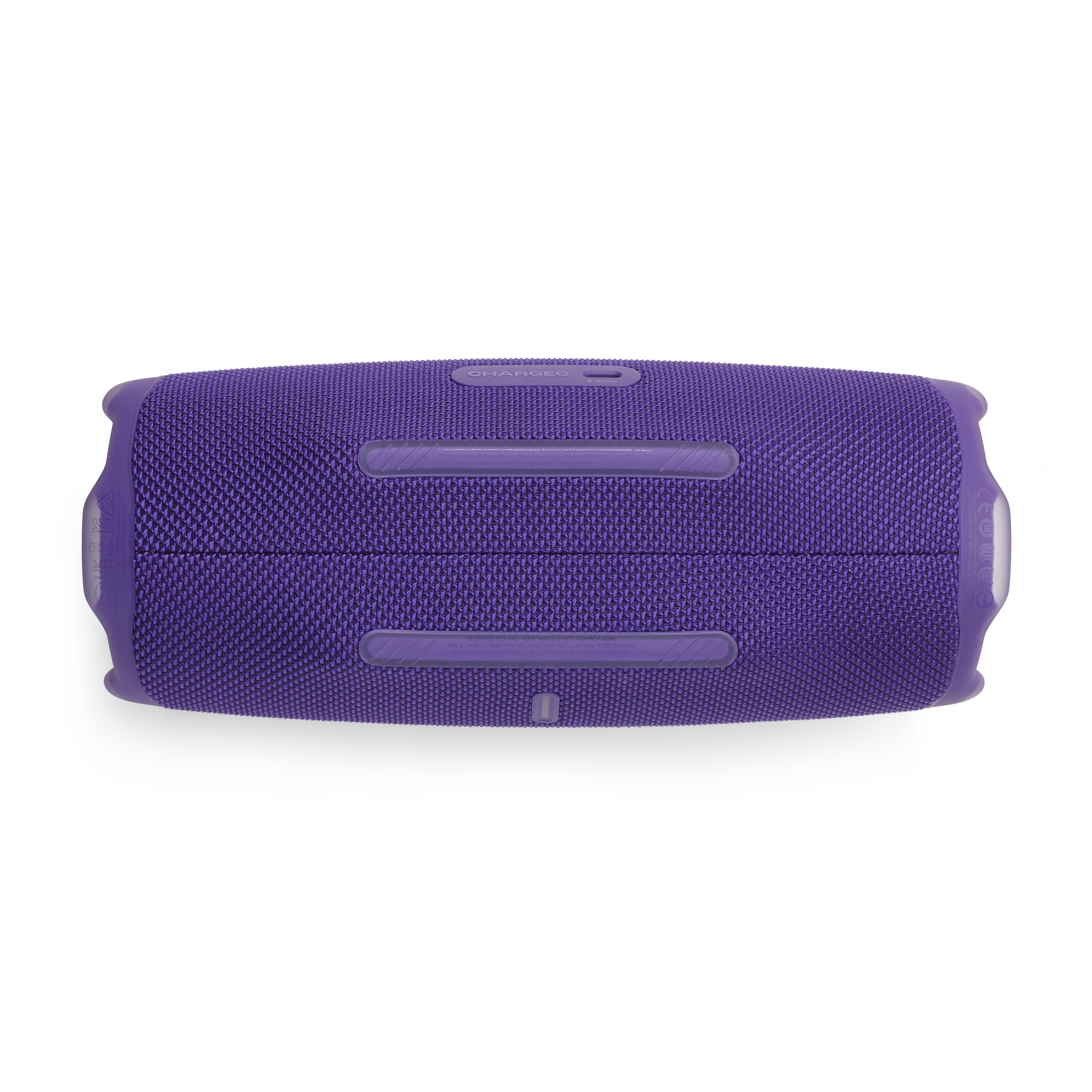Ein lila JBL-Lautsprecher, von oben gesehen. Der Lautsprecher hat eine Mesh-Textur und Gummikanten.