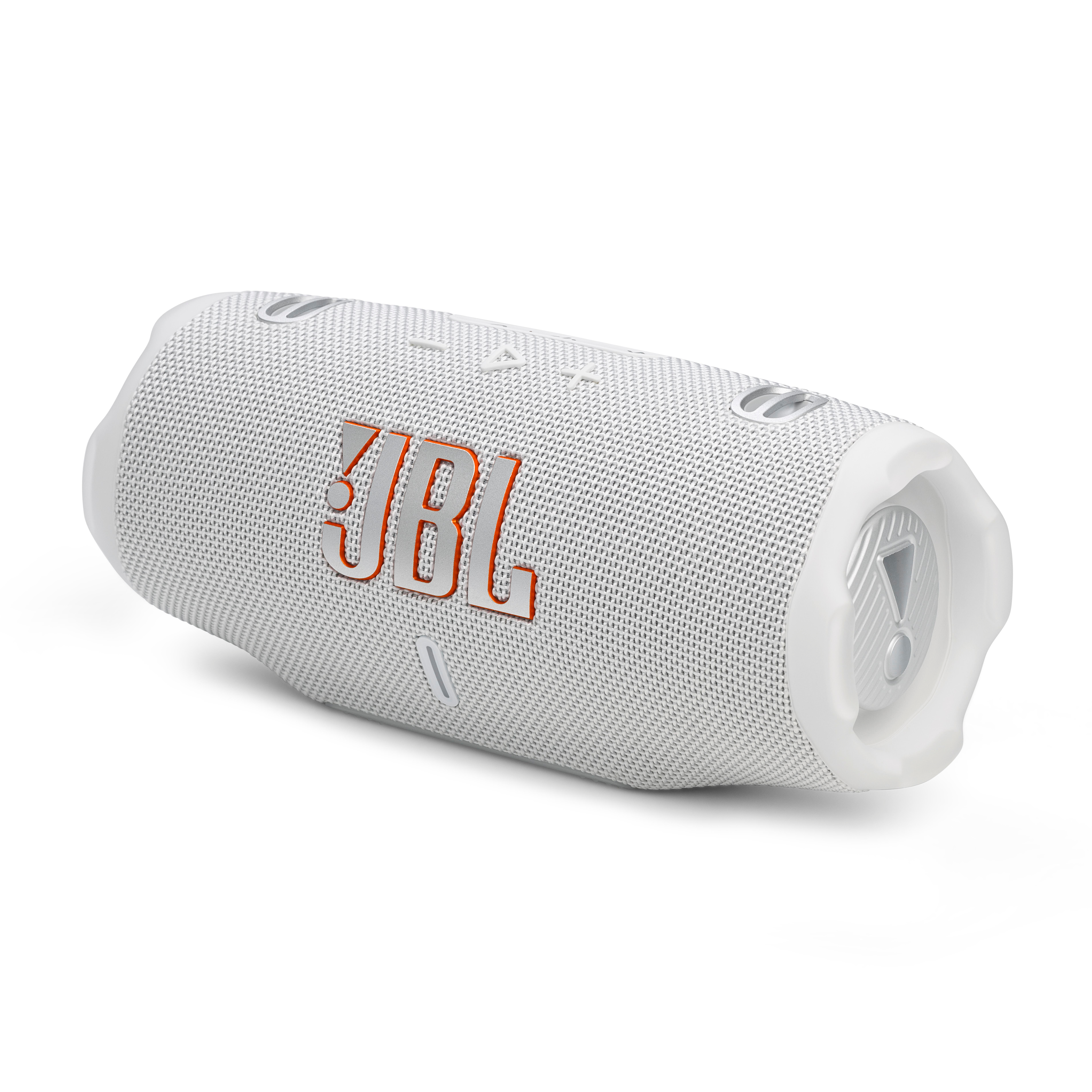 Weißer JBL-Lautsprecher mit orangefarbenem Logo, schräg auf weißer Oberfläche.