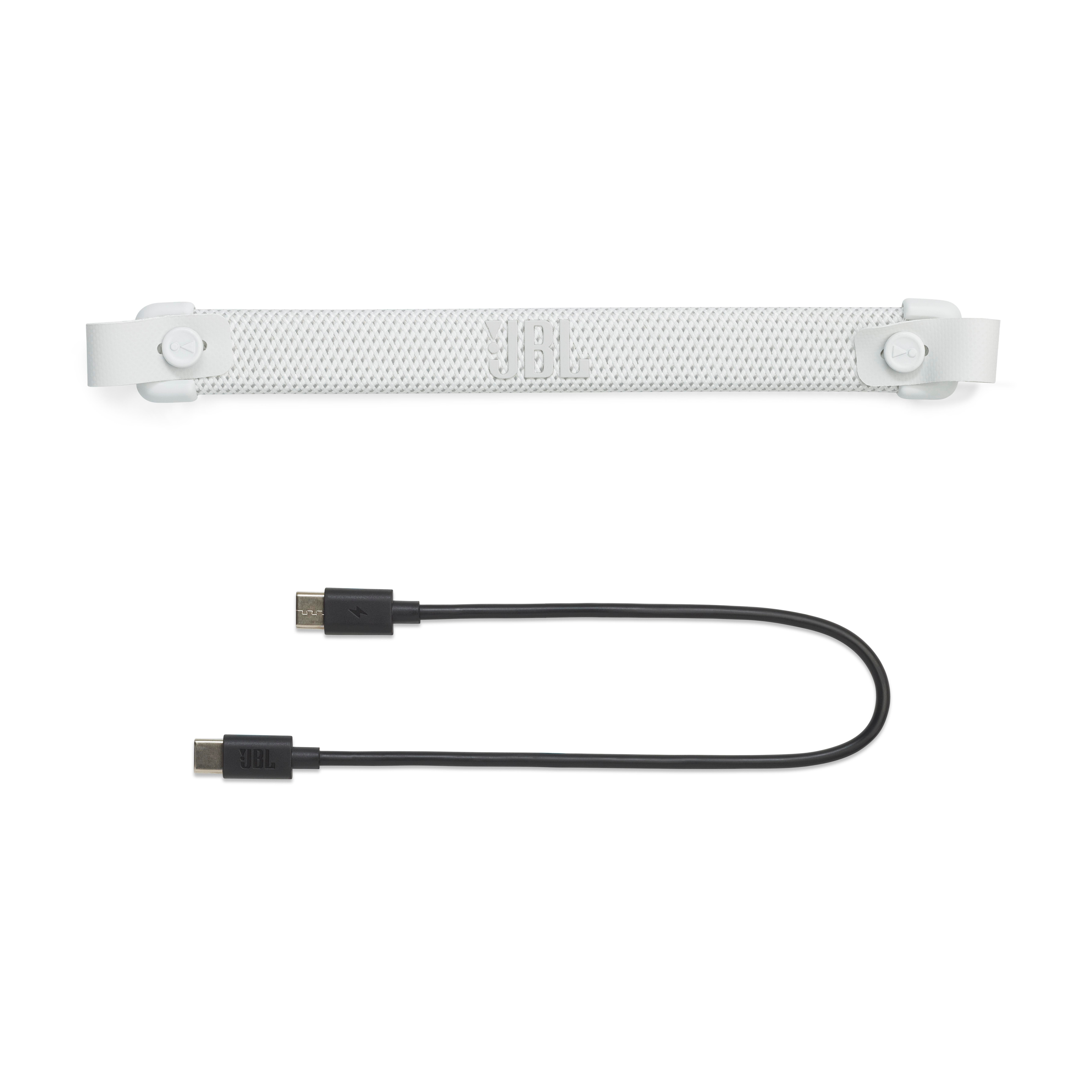 Weißes JBL-Armband und schwarze USB-Kabel auf weißem Hintergrund. Das Armband hat das JBL-Logo.