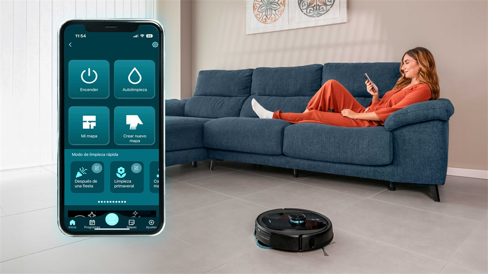 Egy nő a kanapén telefonál, egy robotporszívó takarít, a telefonon vezérlő opciók láthatók.