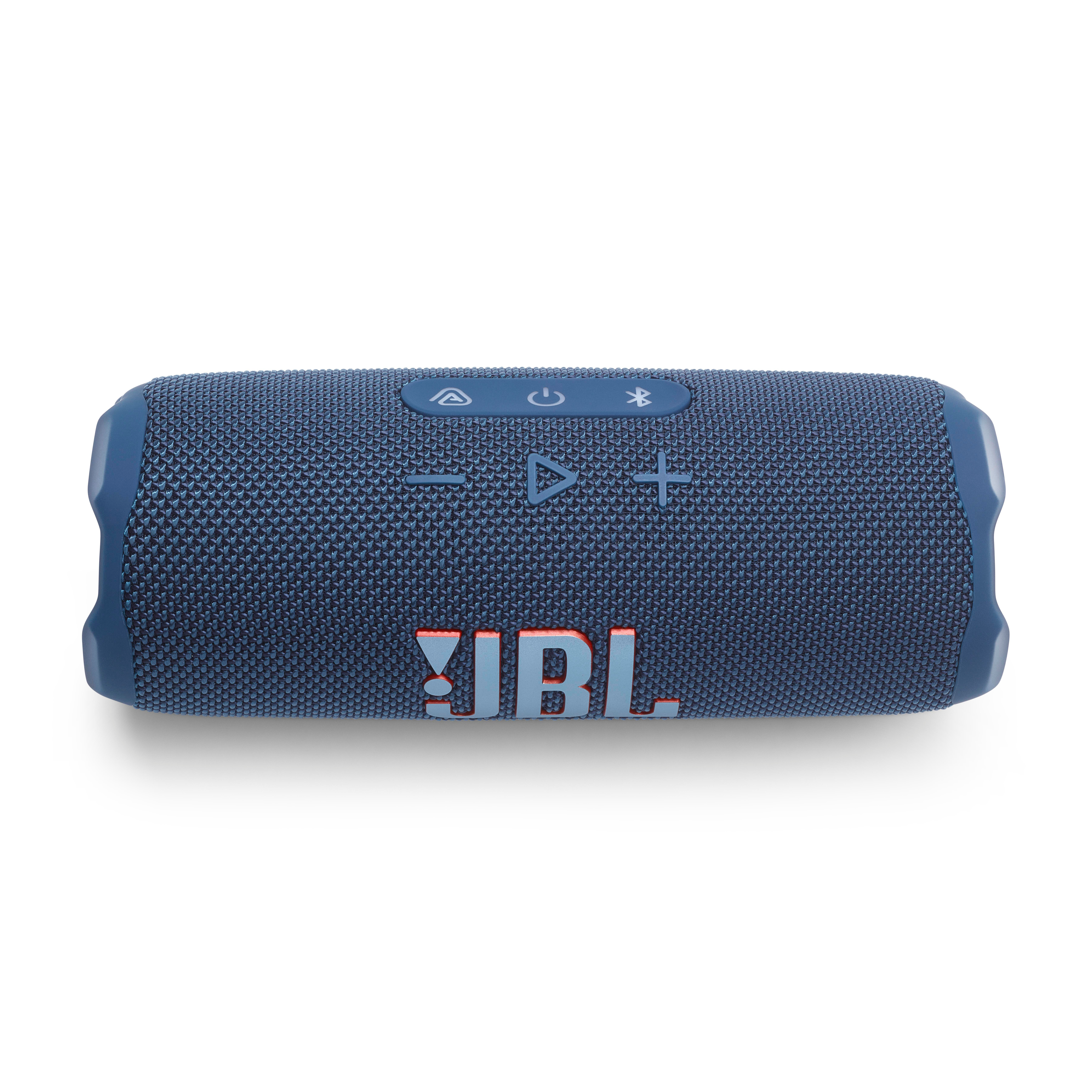 Ein blauer JBL-Lautsprecher mit JBL-Logo und Bedienelementen auf weißem Hintergrund.