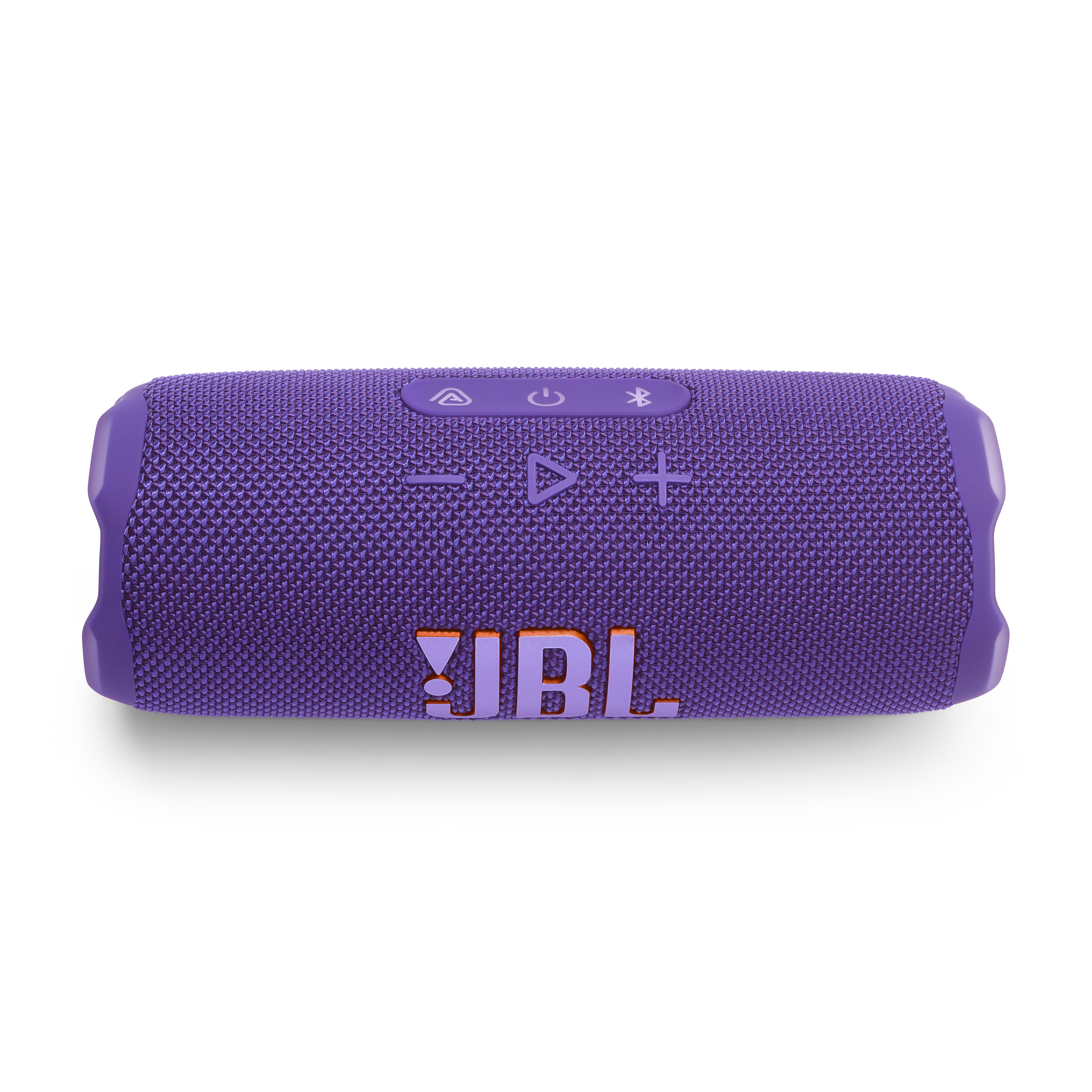 Lila JBL-Lautsprecher auf weißem Hintergrund. Knöpfe und Logo sichtbar. Isoliert.