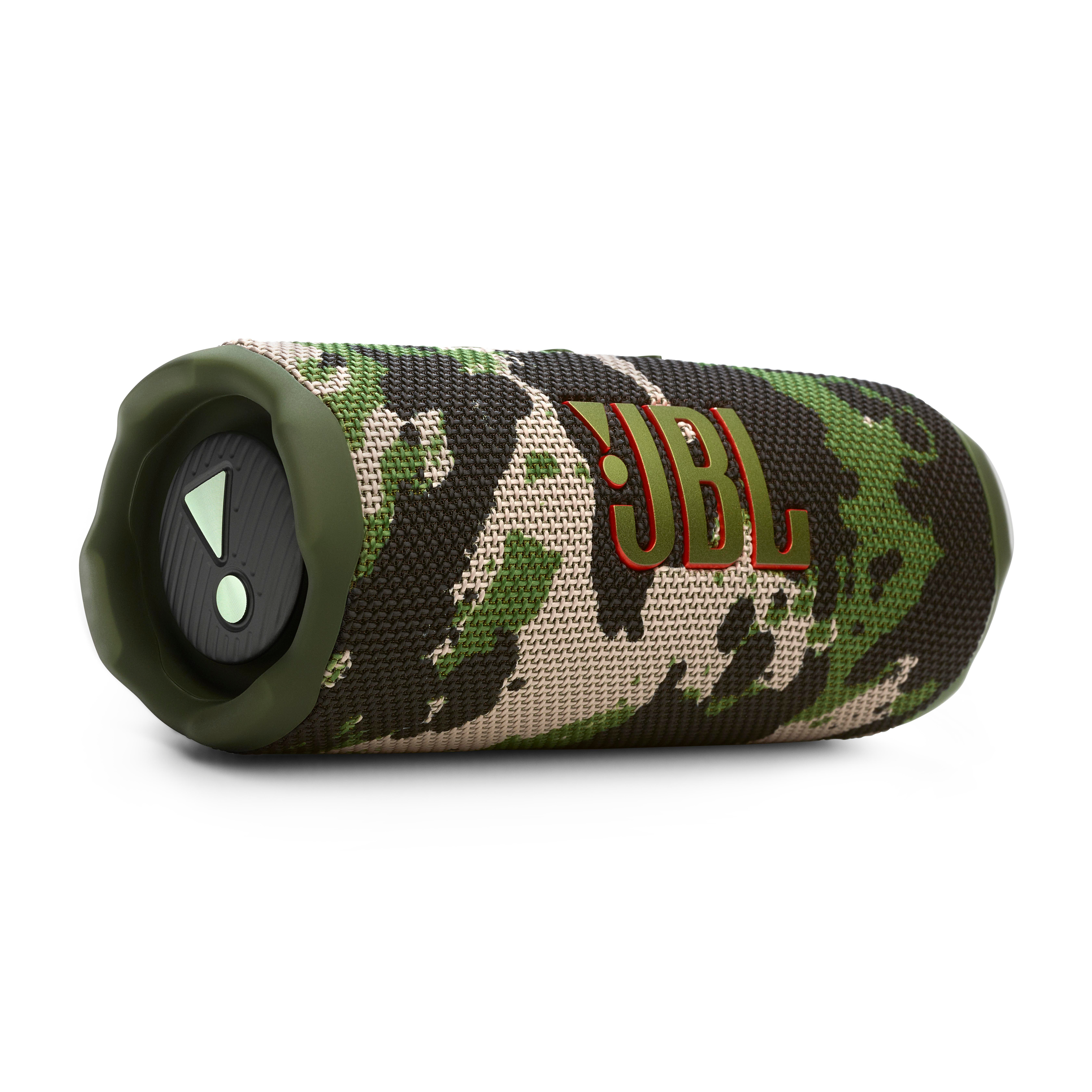 JBL-Lautsprecher mit Camo-Muster, liegt auf der Seite. Das JBL-Logo ist rot. Grünes Licht leuchtet.