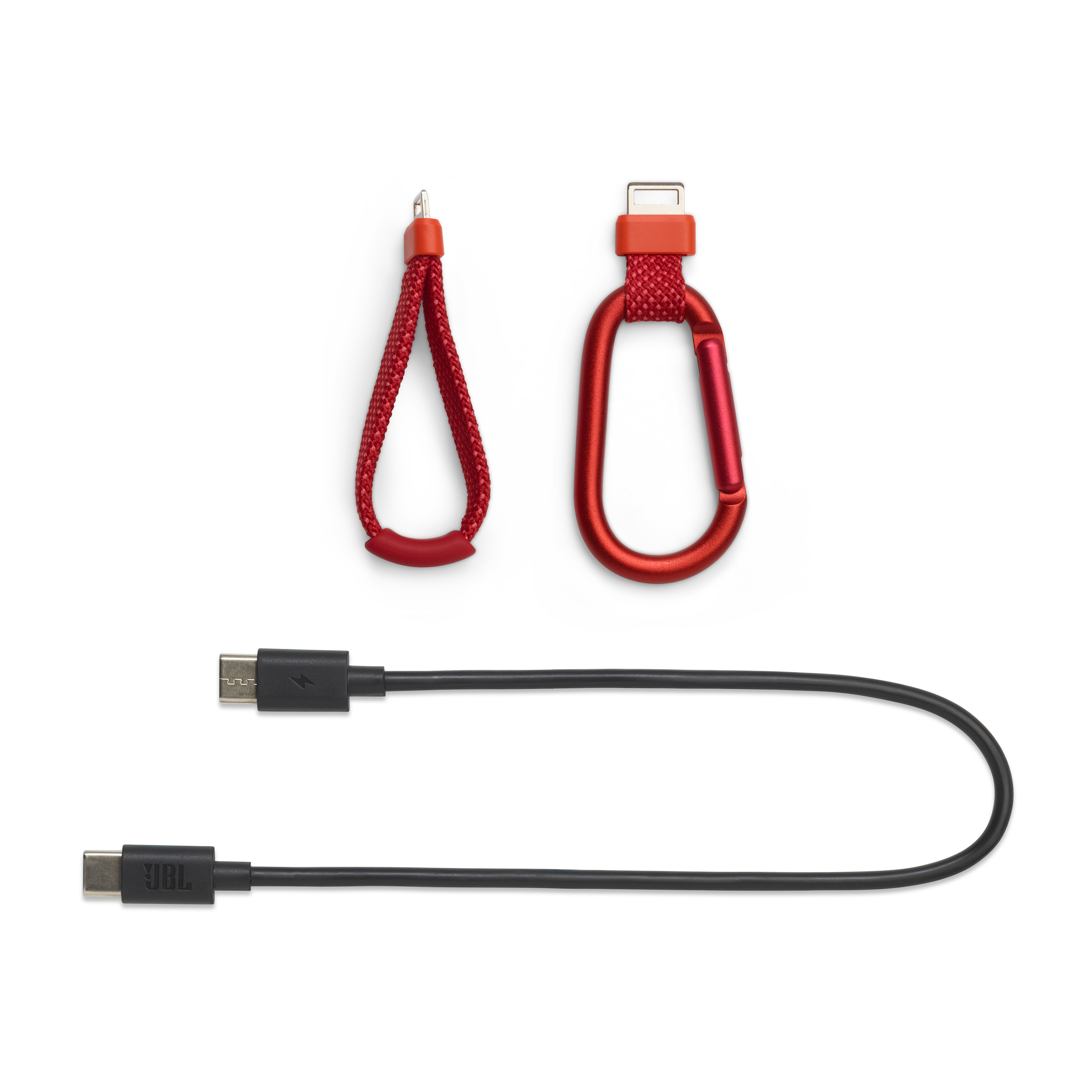 Rotes Zubehör: eine Handschlaufe, ein Karabiner und ein schwarzes USB-Kabel mit zwei verschiedenen Steckern.