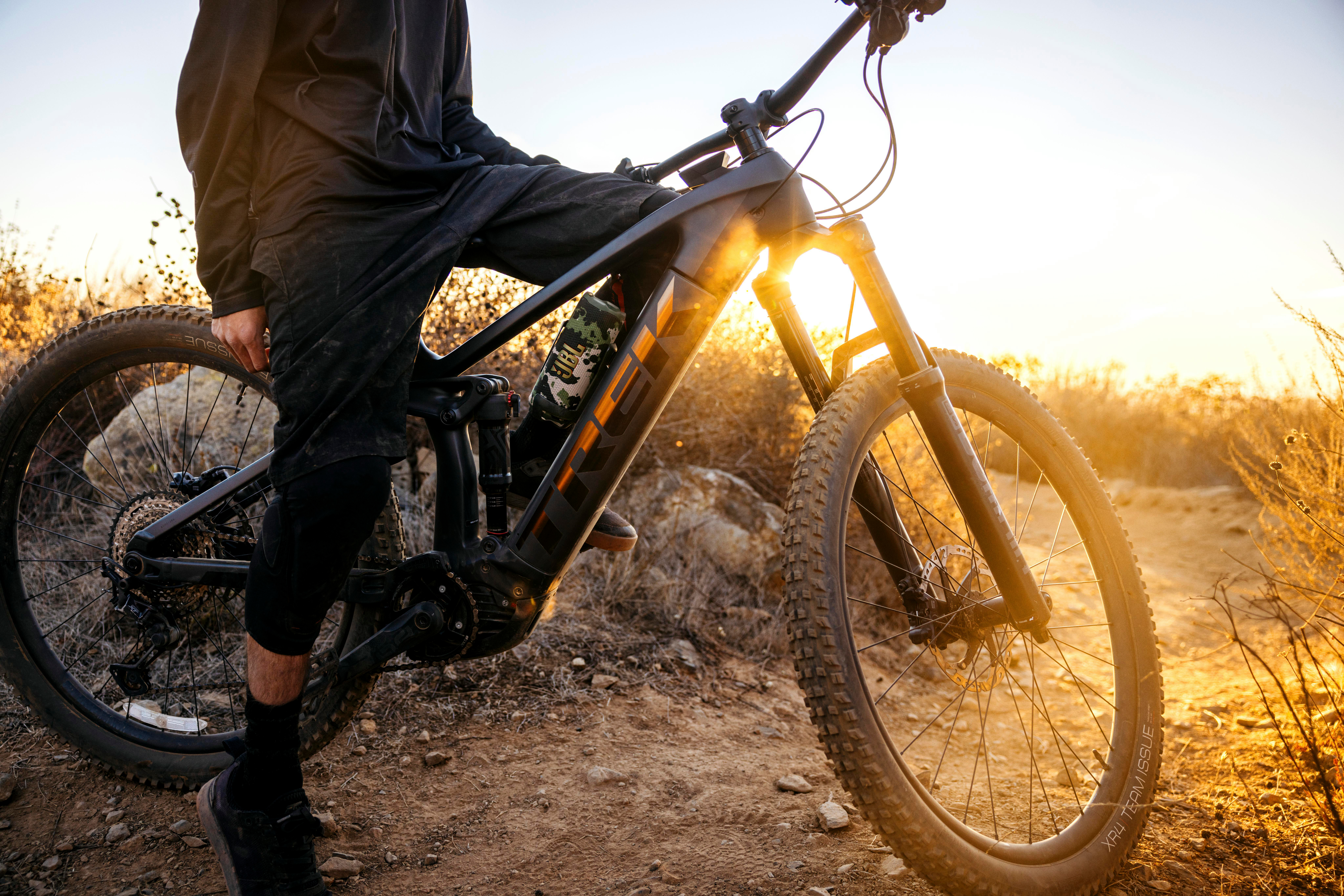 Person auf einem Mountainbike in der Natur mit Sonnenuntergang.