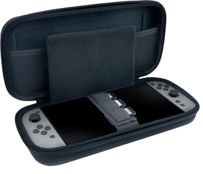 Nintendo Switch in blauem Etui, offen, mit Spielkassetten im Inneren.