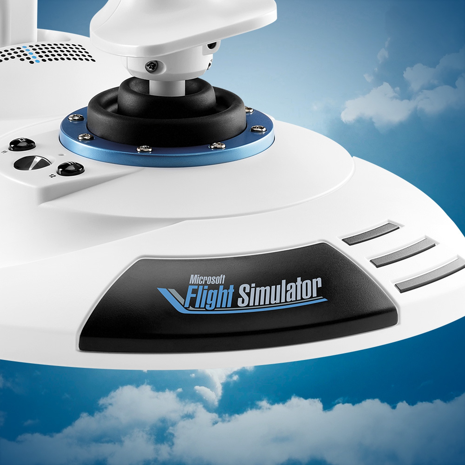 Gros plan d'un joystick blanc avec des accents bleus. La base porte le logo Microsoft Flight Simulator.