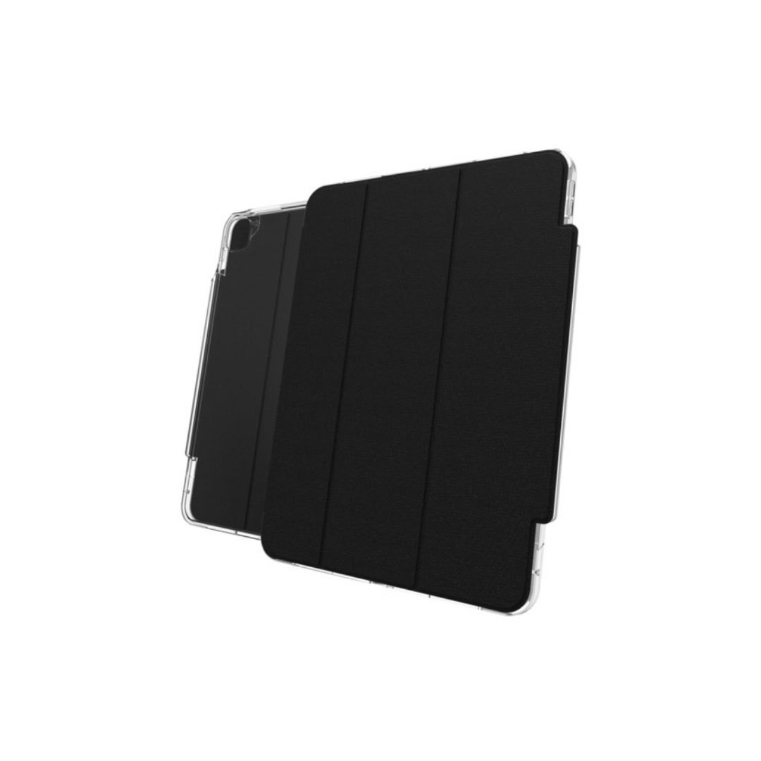 Siyah iPad kılıfı, açık, içindeki iPad'i gösteriyor. Kılıf beyaz bir arka planda, şeffaf plastik kenarlı.