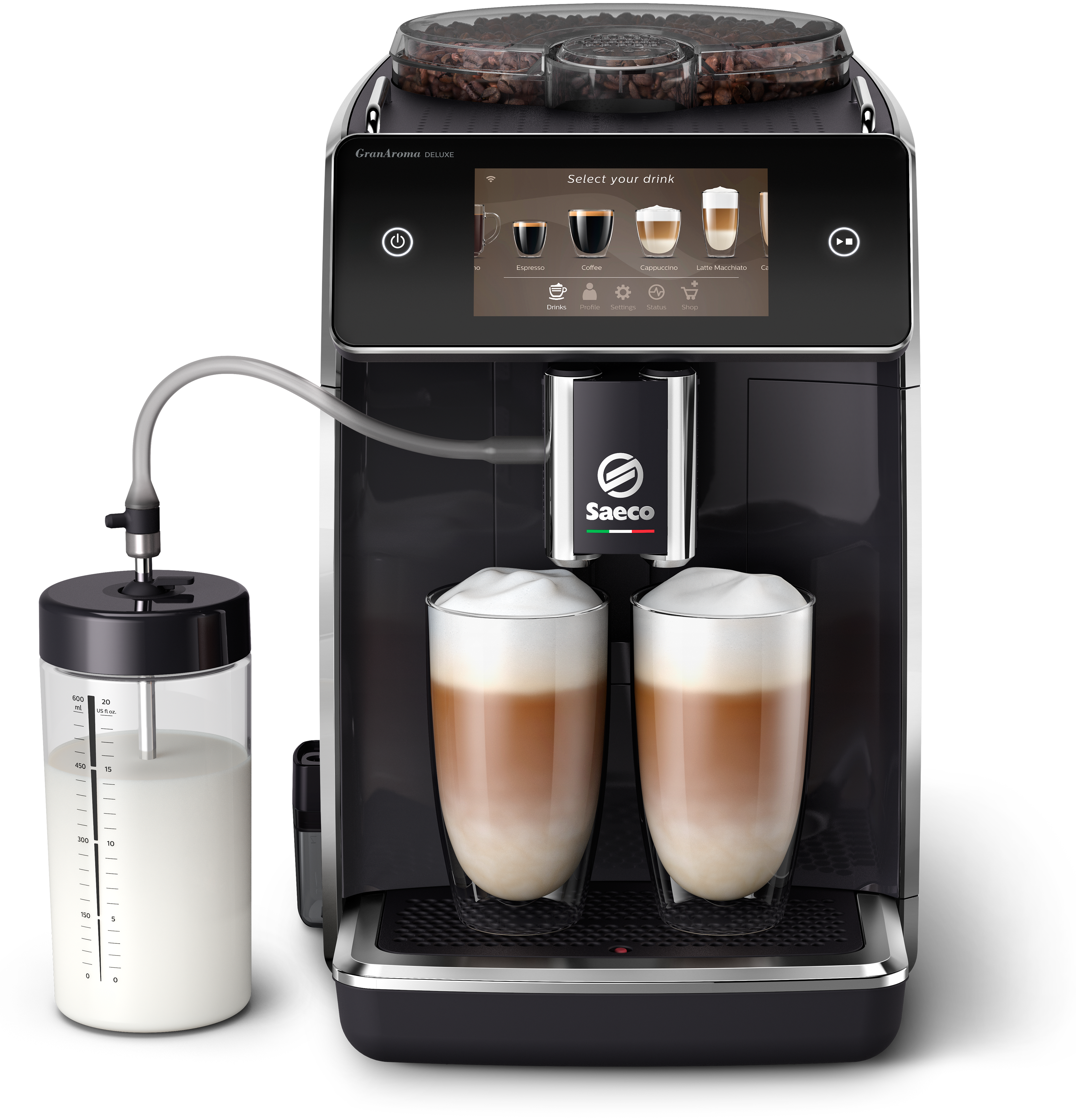 Fekete kávéfőző két latte macchiatóval. Egy tejtartó van balra.
