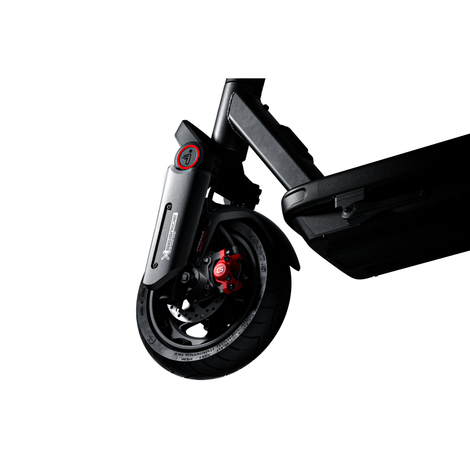 Een zwart scooterwiel. De voorwielophanging en remmen zijn zichtbaar.