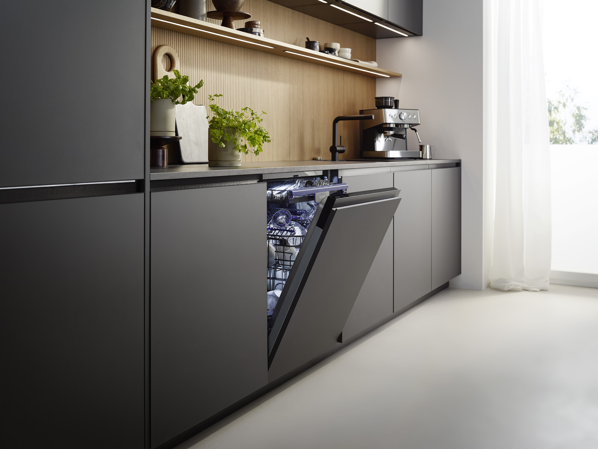 Moderne Küche mit geöffneter Geschirrspülertür, Innenansicht.