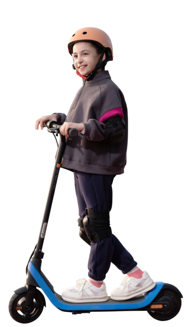 Dziewczyna w kasku na niebiesko-czarnej hulajnodze, pozująca na białym tle.