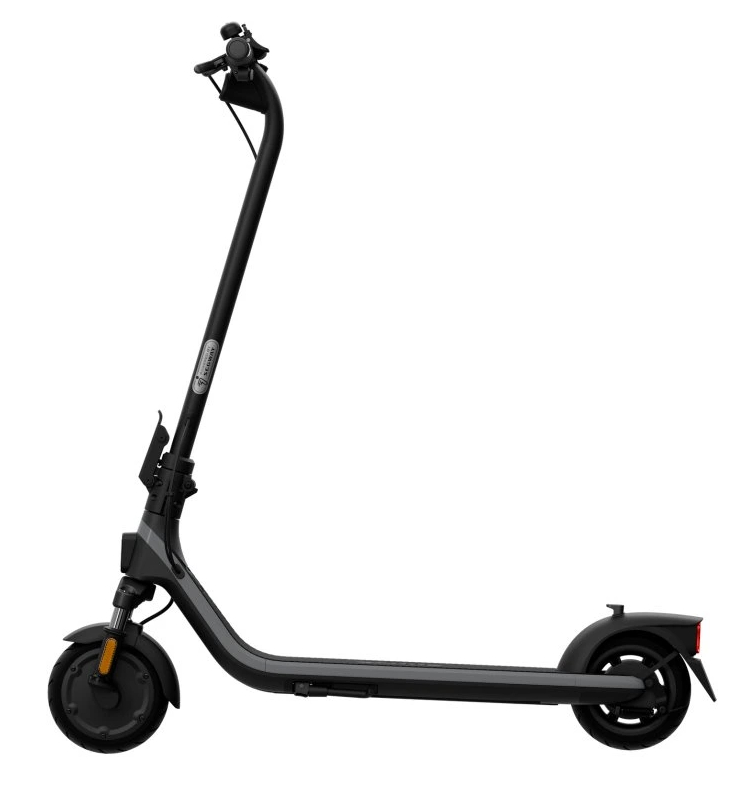 Czarna hulajnoga elektryczna, widok z boku. Na białym tle, z podniesioną kierownicą.