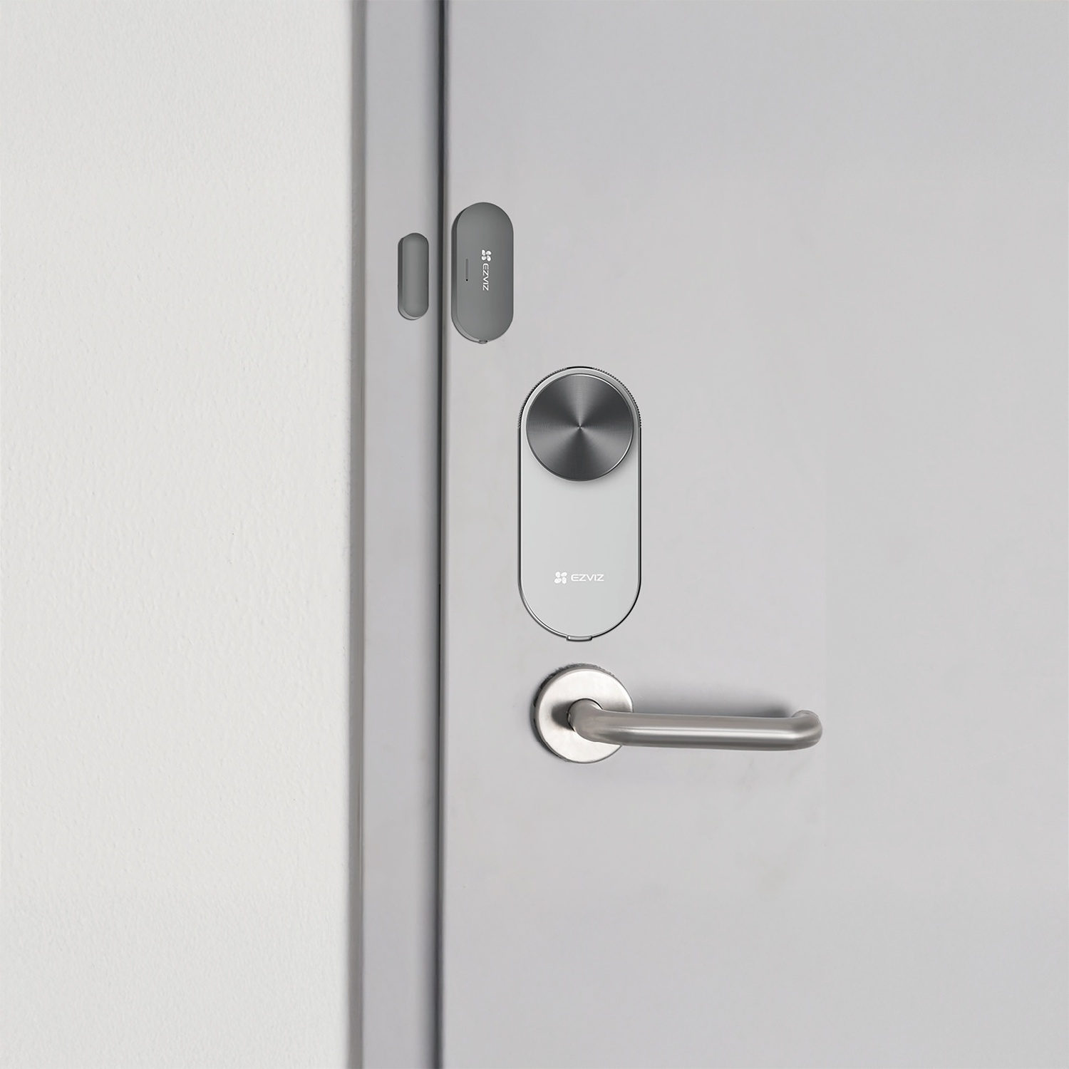 Porta con sistema di chiusura intelligente installato; maniglia e sensore visibili.