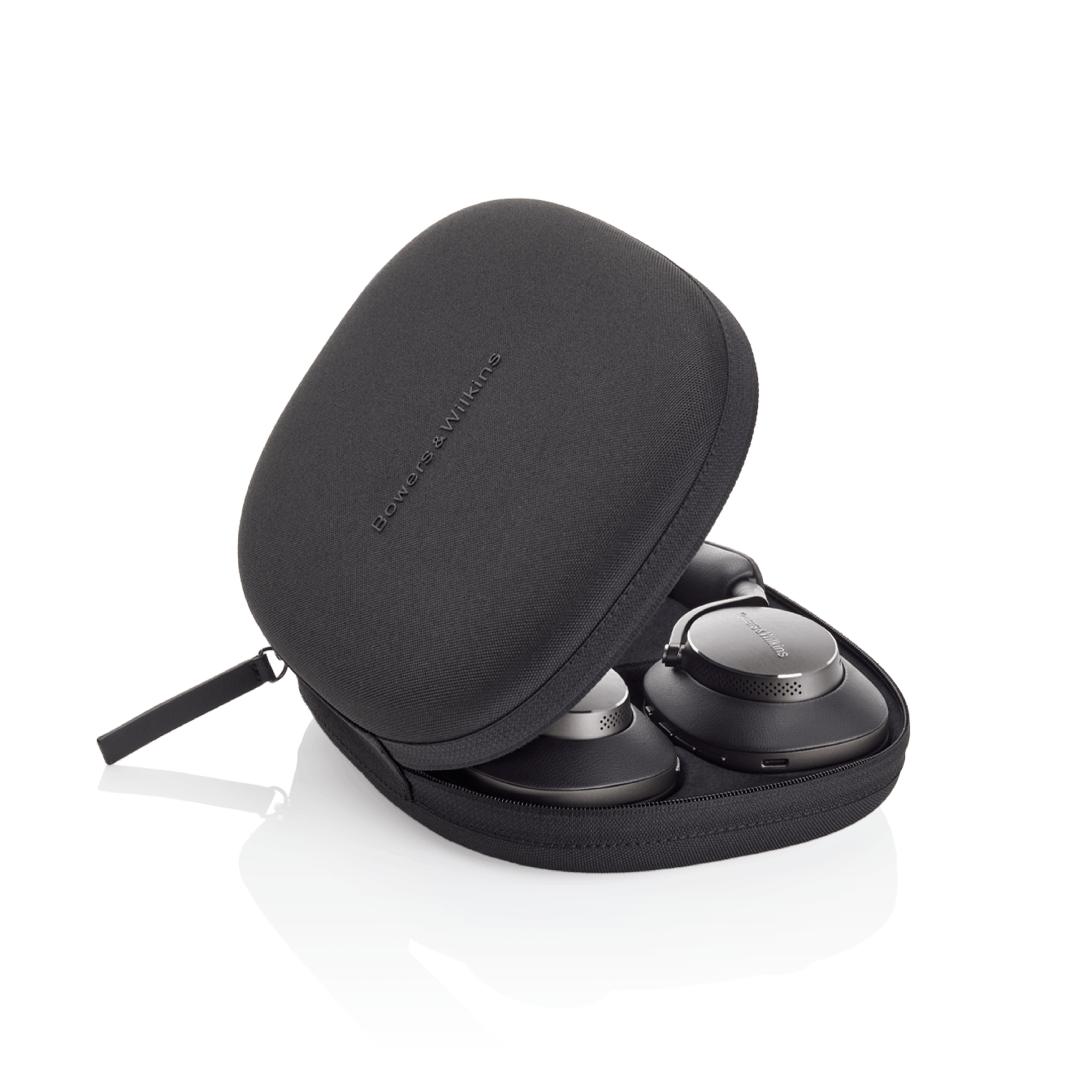 Auriculares negros dentro de un estuche negro con el nombre de la marca.
