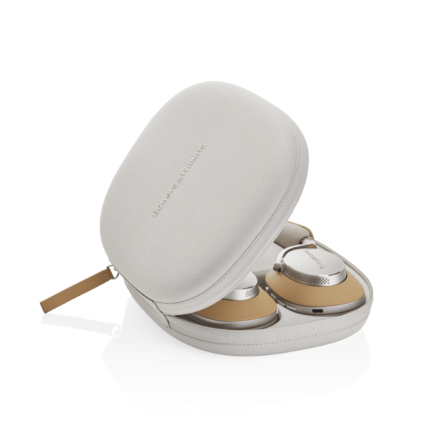Auriculares en un estuche. Los auriculares son beige y plateados, la funda es blanca.