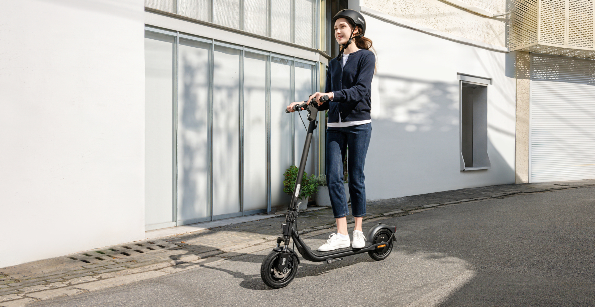 Czarny odtwarzacz Blu-ray Sony na białym tle, pod kątem z góry, z widocznymi przyciskami.