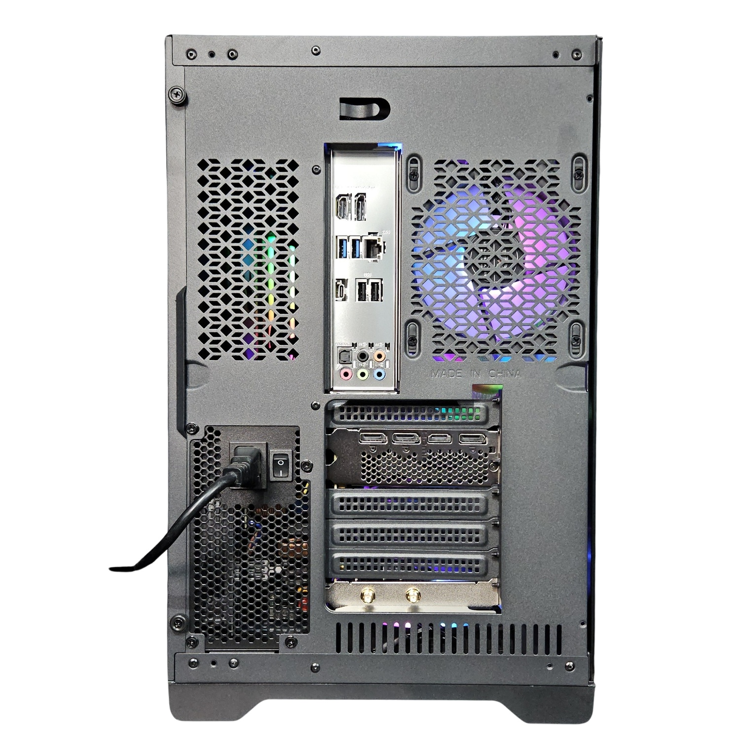 De achterkant van een computerkast met poorten en een ventilator.