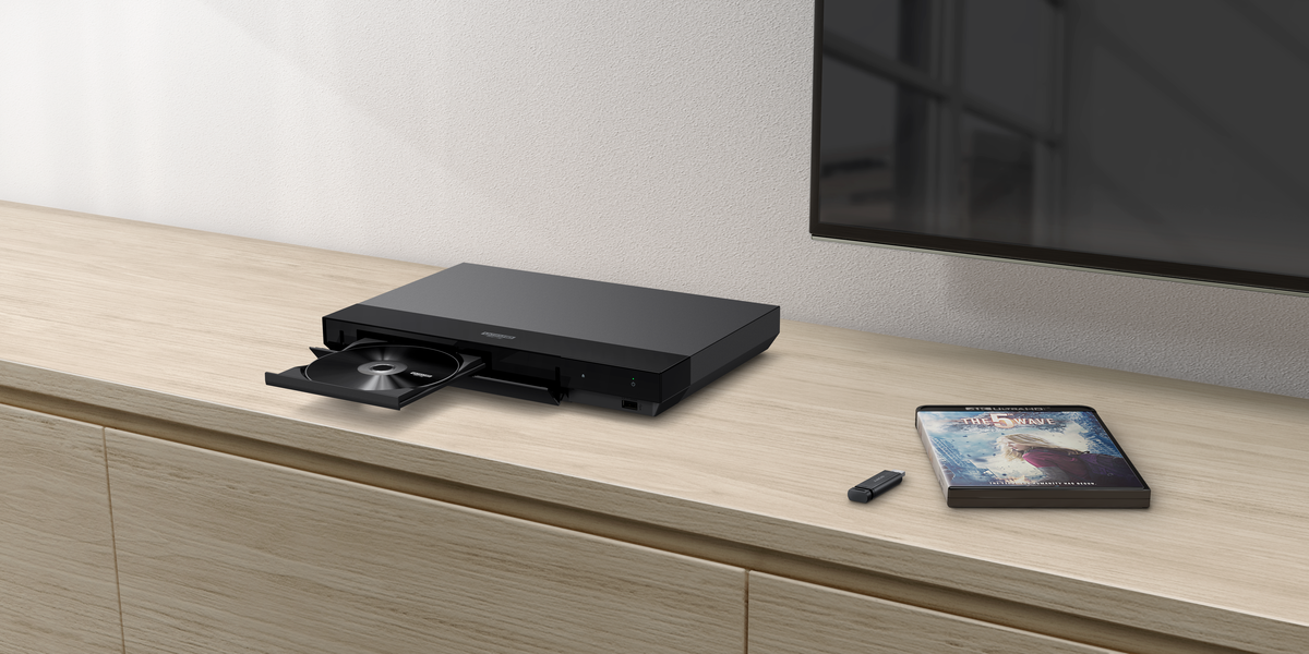 Schwarzer Sony Blu-ray-Player mit geöffnetem Disc-Fach, Filmhülle und USB-Stick.