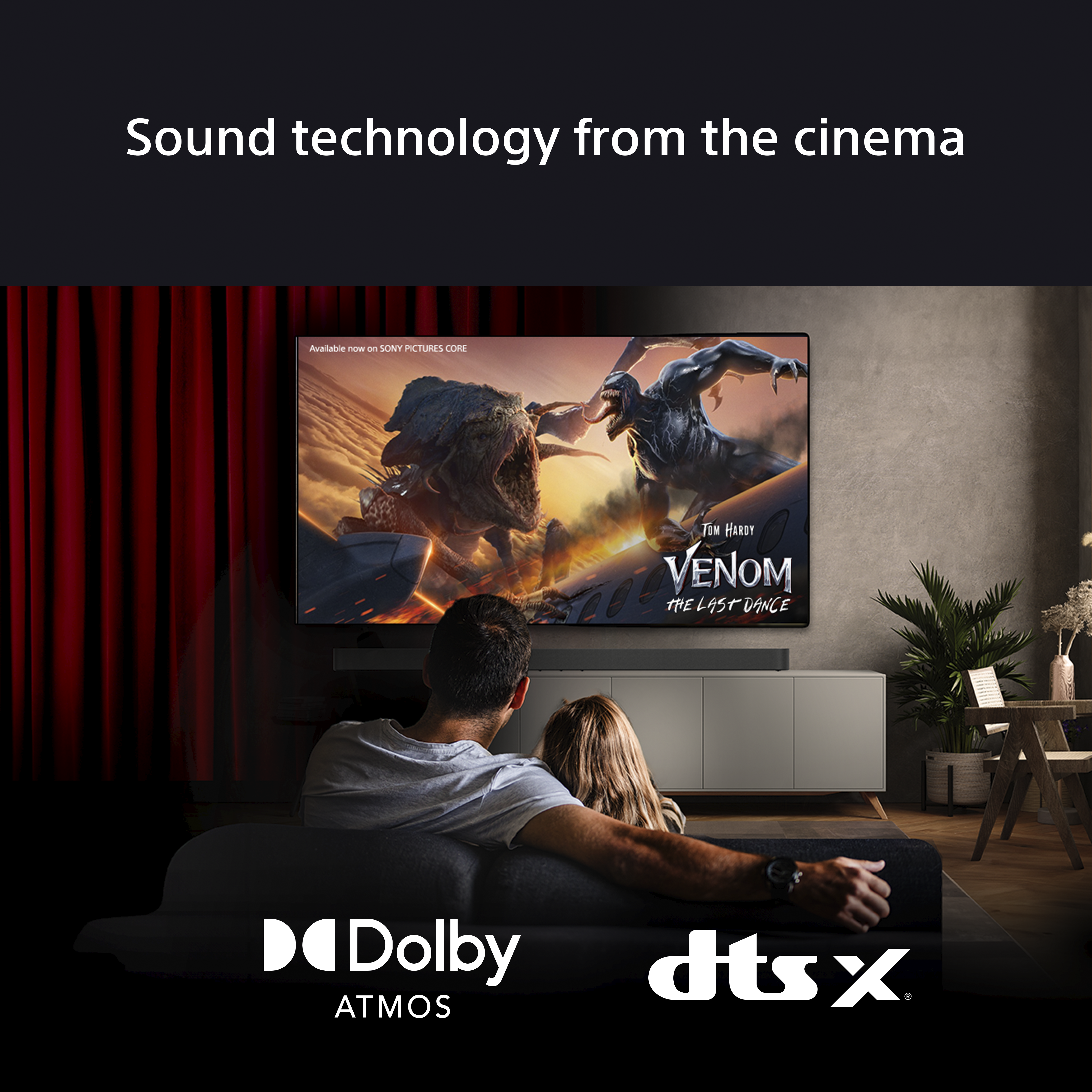 Un salon avec une grande télévision diffusant un film.