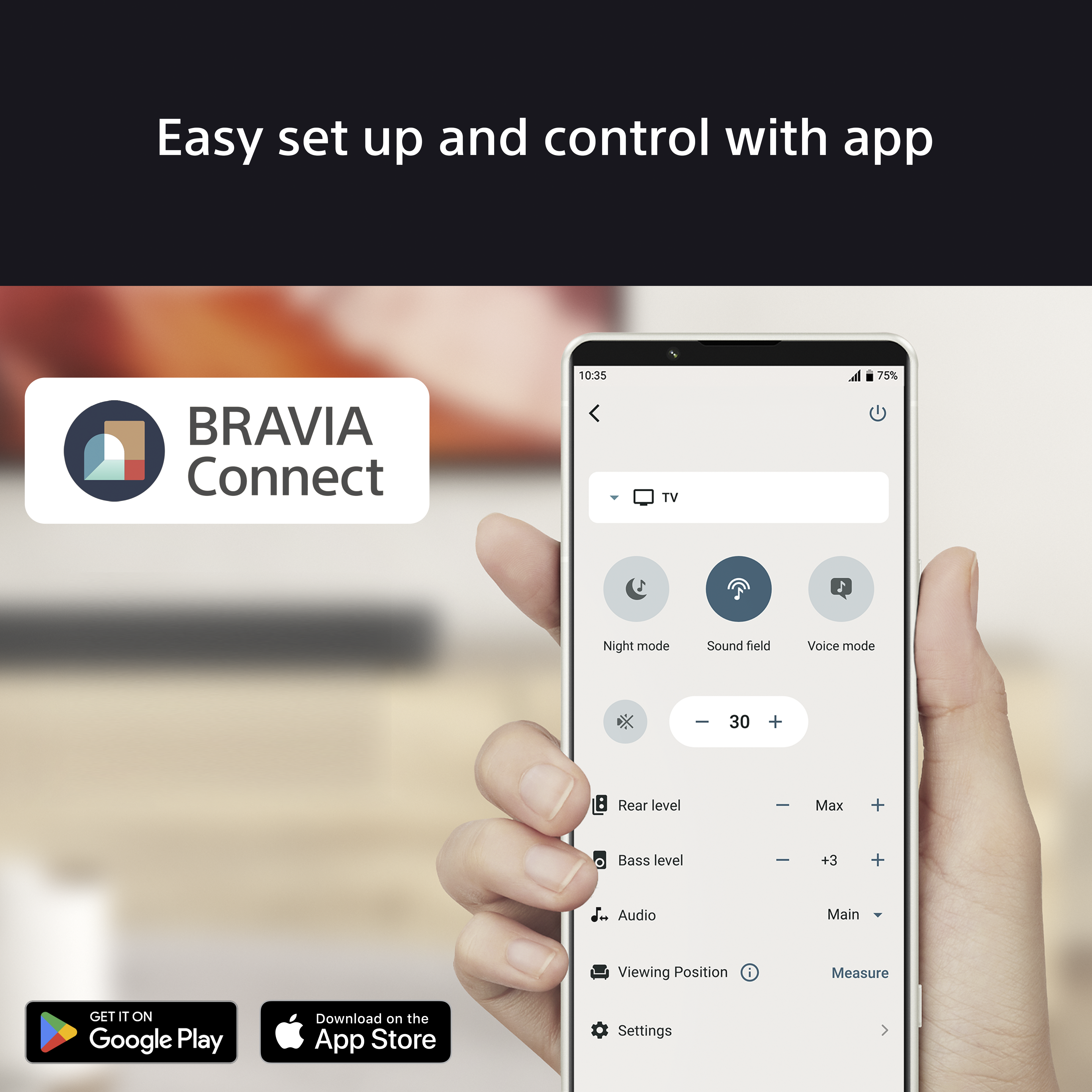 Une main tenant un smartphone affichant une interface d'application pour contrôler un téléviseur. L'application a un fond blanc.
