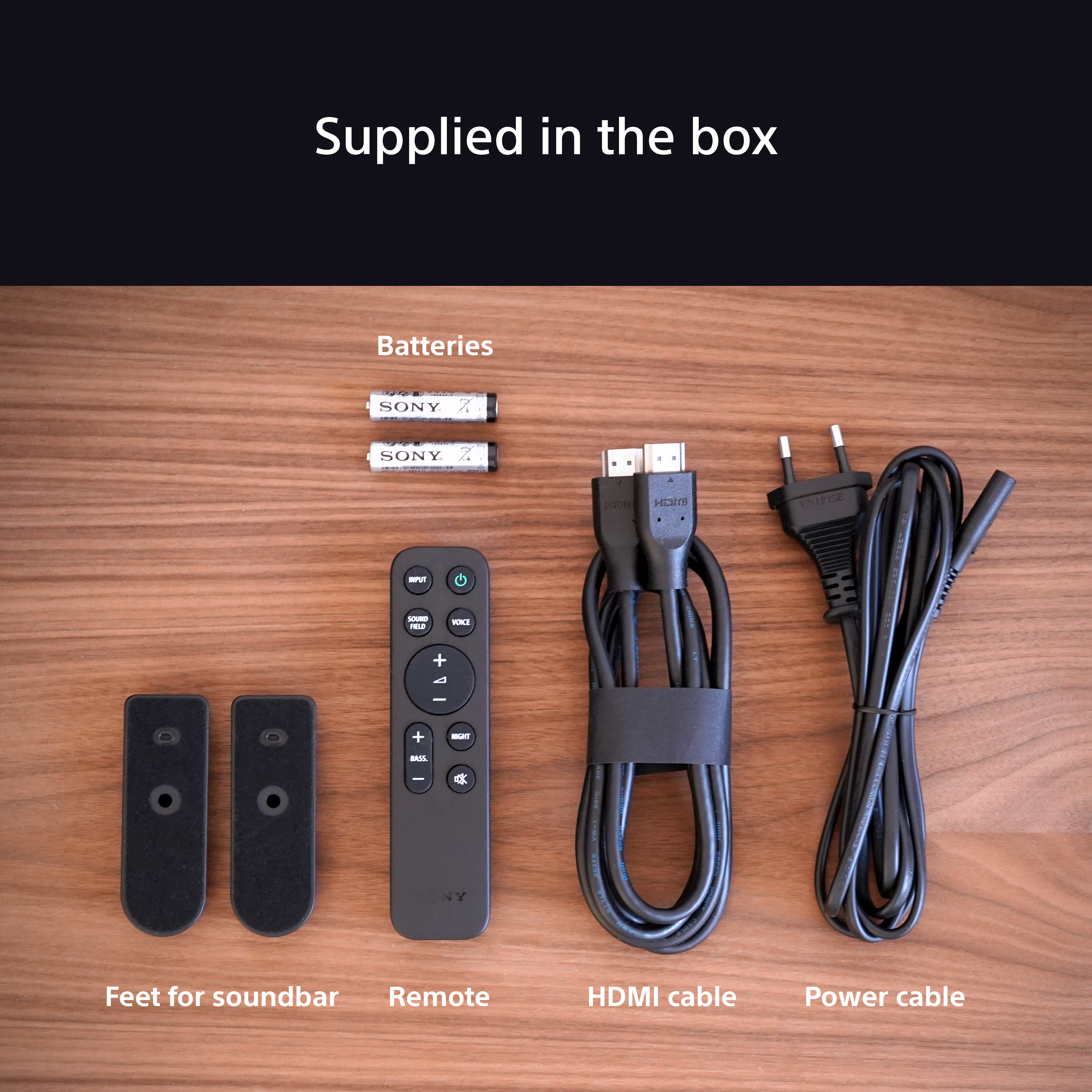 Divers articles : piles, télécommande, câble HDMI, câble d'alimentation et pieds pour barre de son.