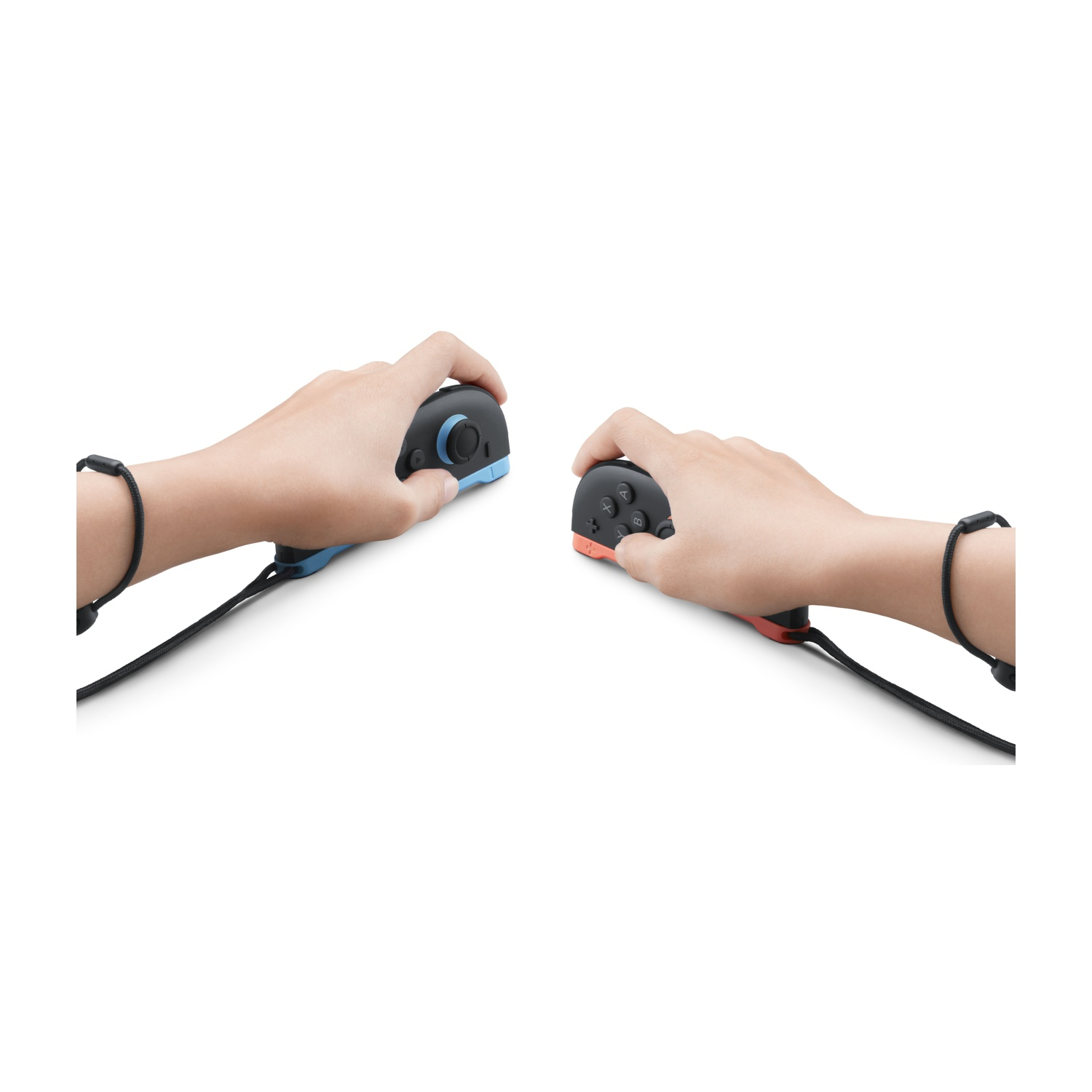 Due mani che tengono controller Nintendo Switch blu e rossi su sfondo bianco.