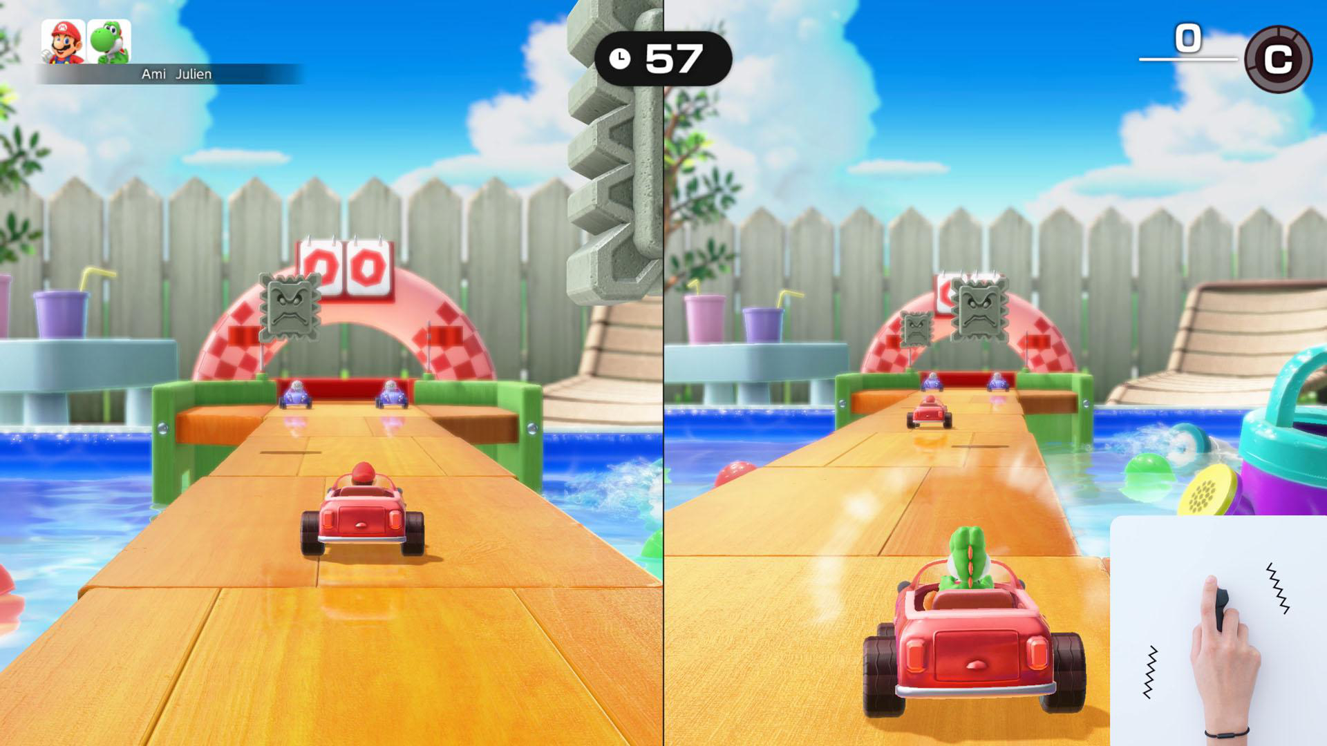 Un juego de carreras en pantalla dividida con coches de juguete en una piscina.